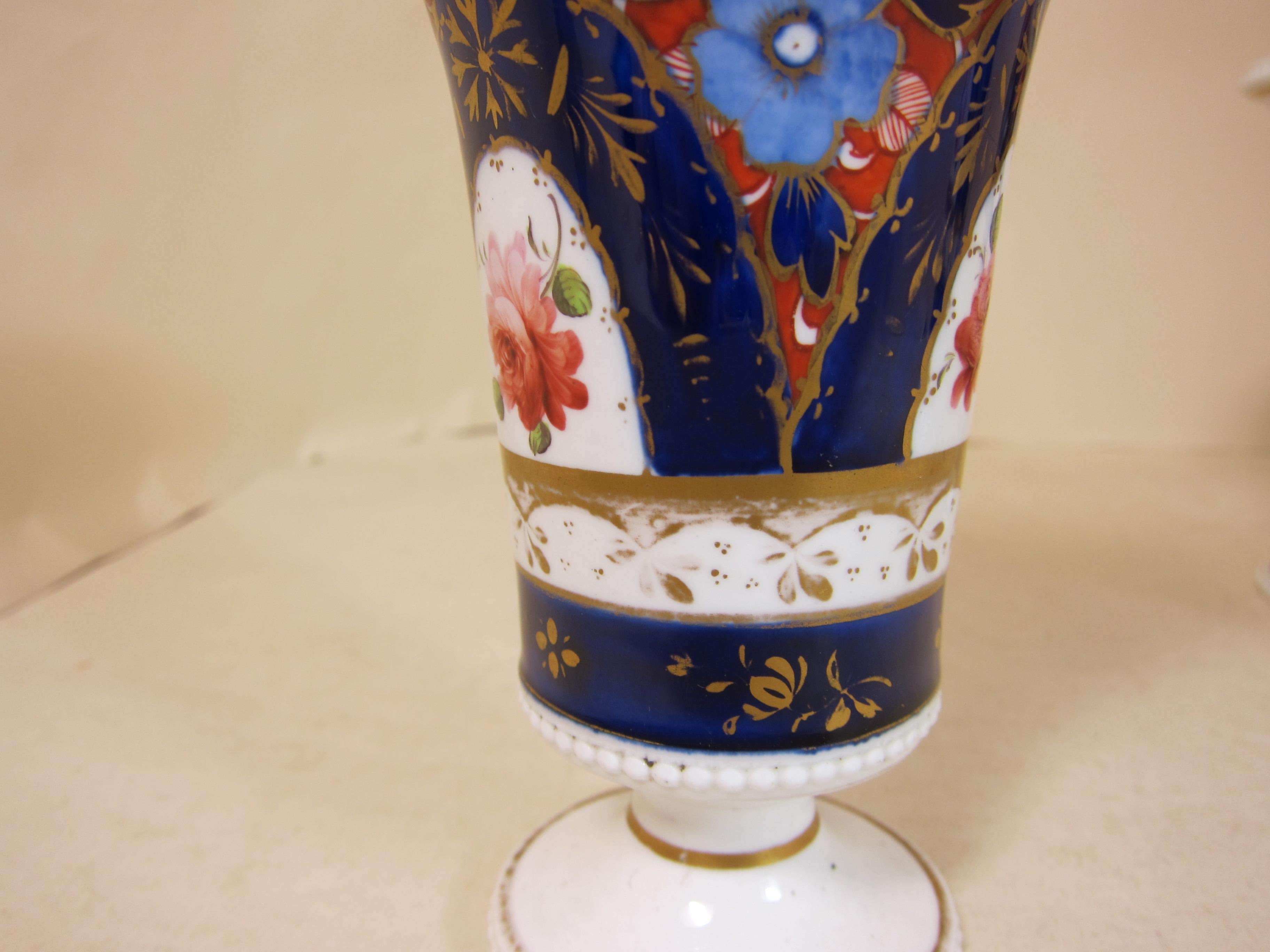 Early 19th Century Garniture of 3 Spode Porcelain Vases Decorated with Blue Ground and Roses For Sale