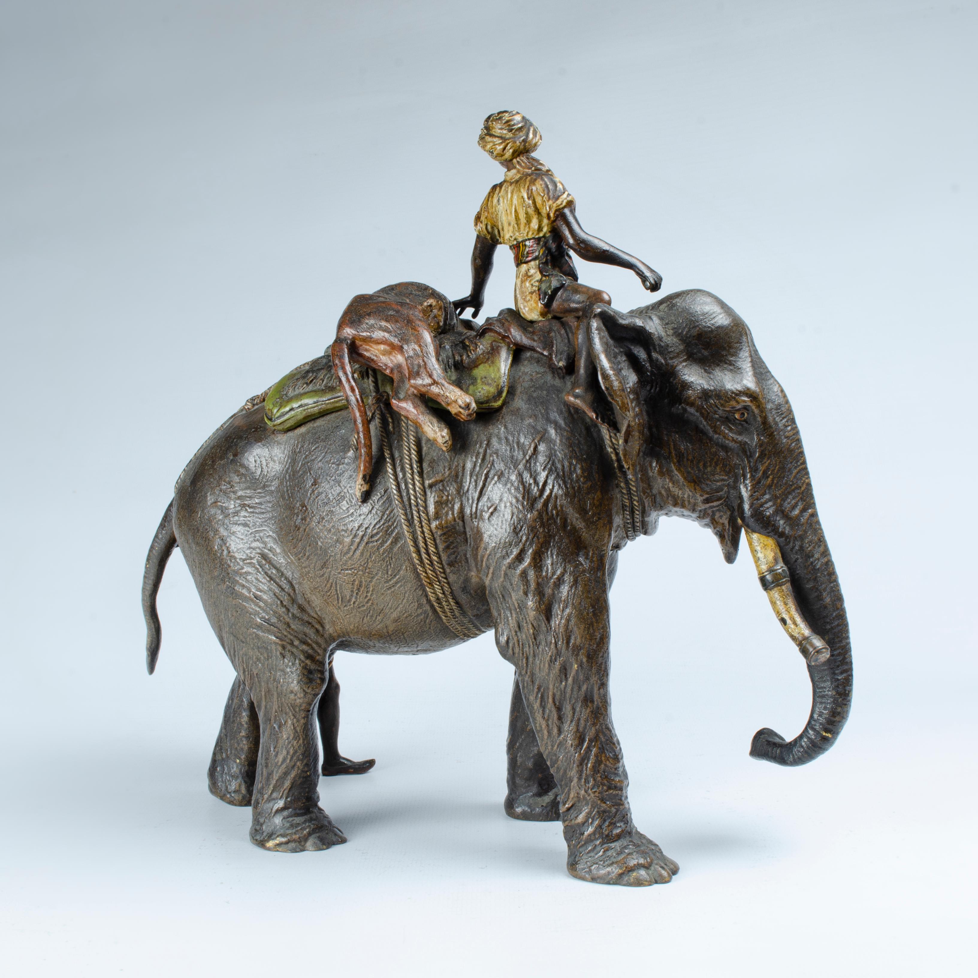 Garnitur von Bronzefiguren, die eine Jägerszene mit einem Elefanten darstellen, auf dem ein toter Tiger festgeschnallt ist, begleitet von einem Jäger und einem weiteren an seiner Seite, der sein Gewehr über die Schulter gelegt hat. Von Franz Xavier