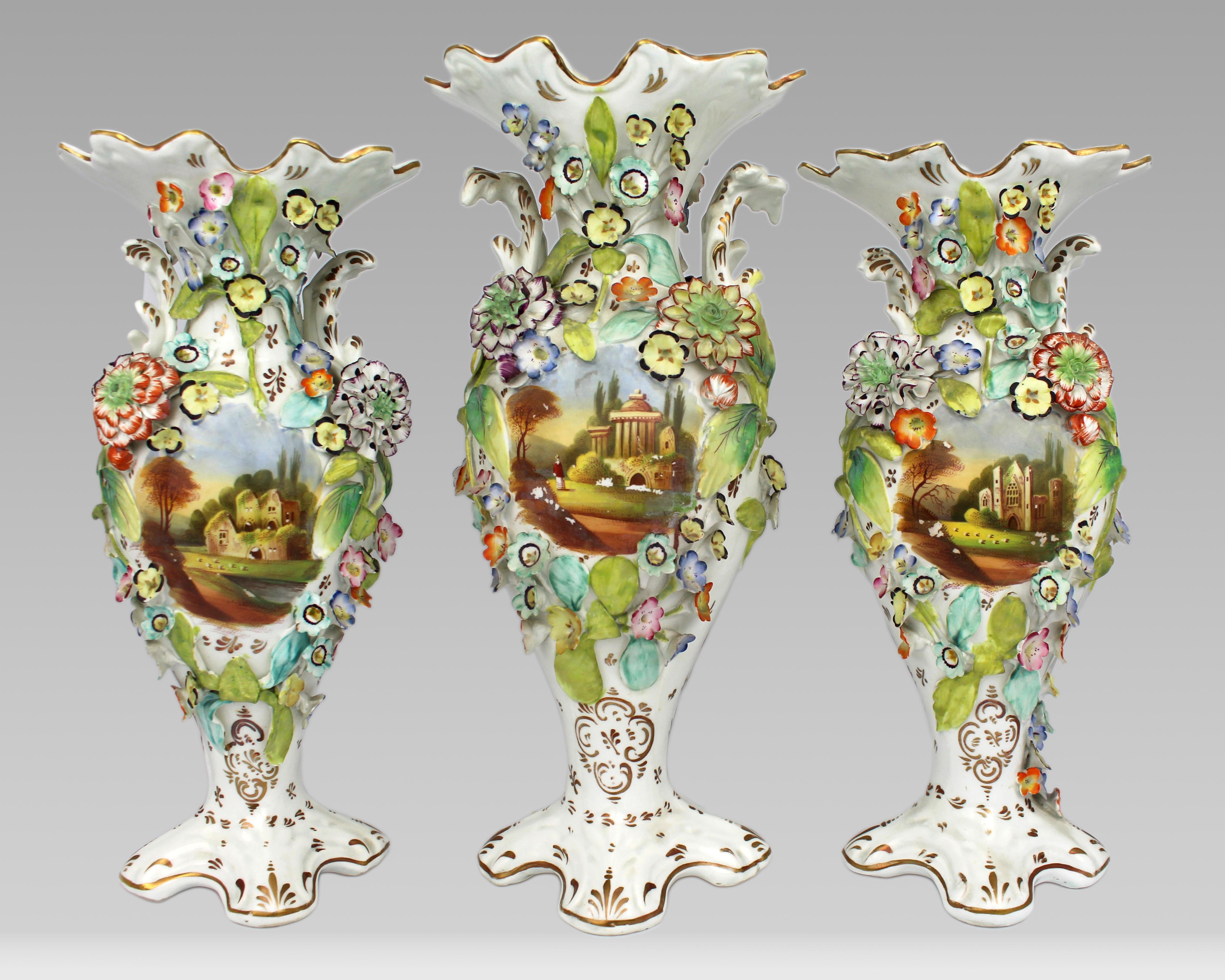 Garnitur aus drei frühviktorianischen Coalport-Porzellanvasen mit aufgesetzten Blumen, England, um 1840
Eine feine Garnitur aus drei frühviktorianischen Porzellanvasen, die Coalport, England, um 1840 zugeschrieben wird.

Jede Vase hat eine