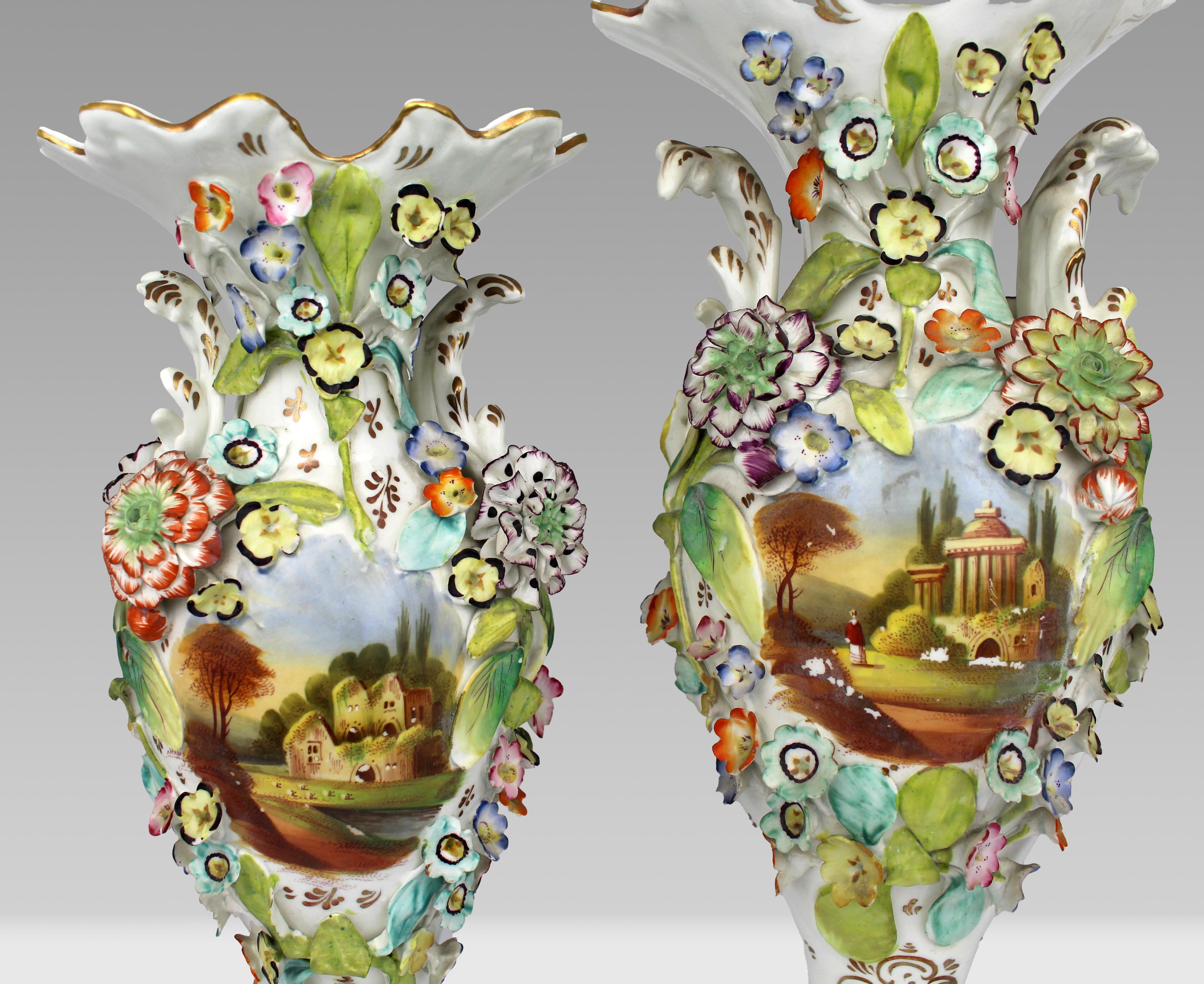 Garniture of Three Early Victorian Coalport Porcelain Vases c.1840 In Good Condition For Sale In Worcester, GB