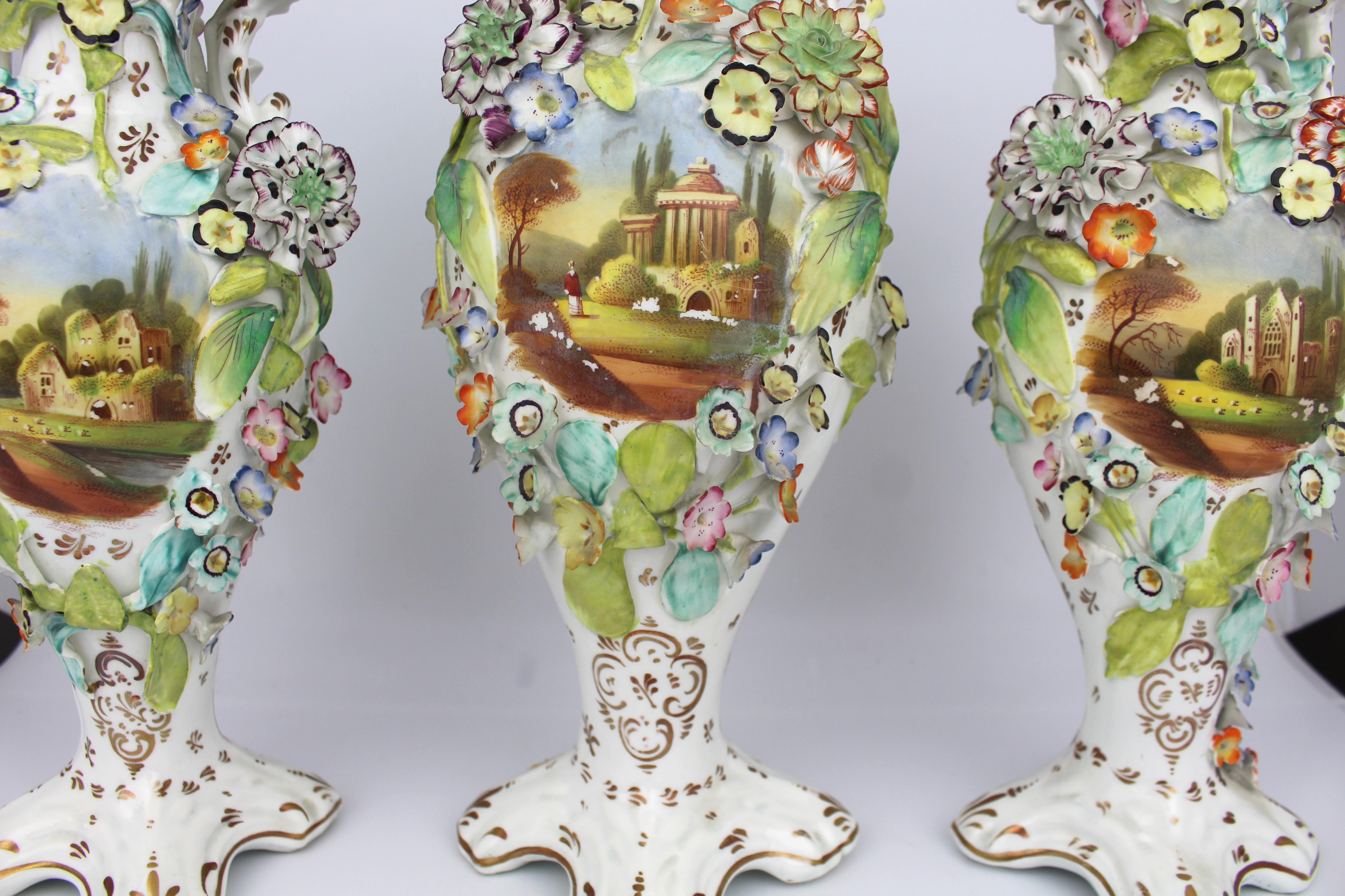 Garnitur von drei frühviktorianischen Coalport Porcelain Vasen um 1840 (19. Jahrhundert) im Angebot