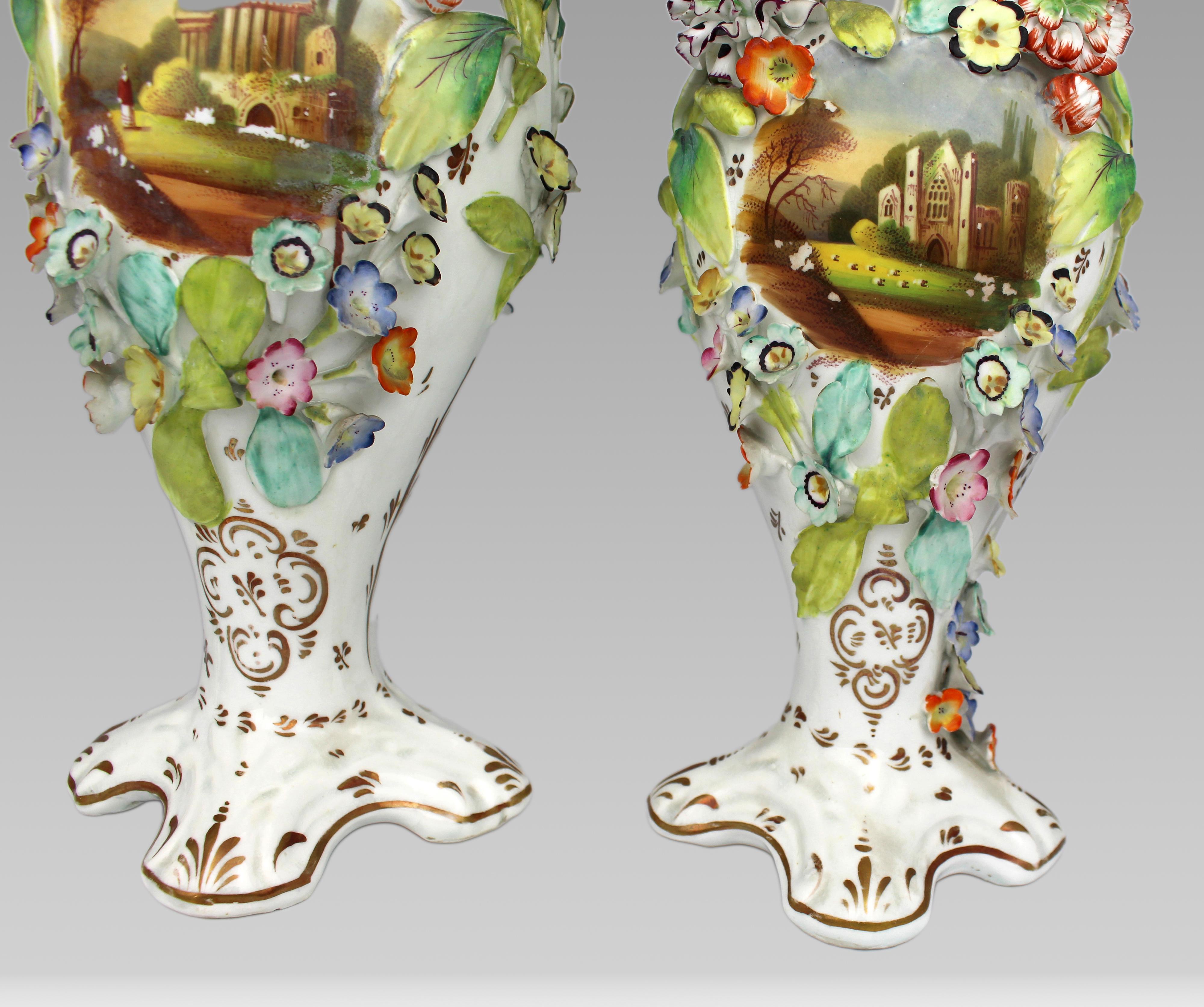 Garnitur von drei frühviktorianischen Coalport Porcelain Vasen um 1840 (Porzellan) im Angebot