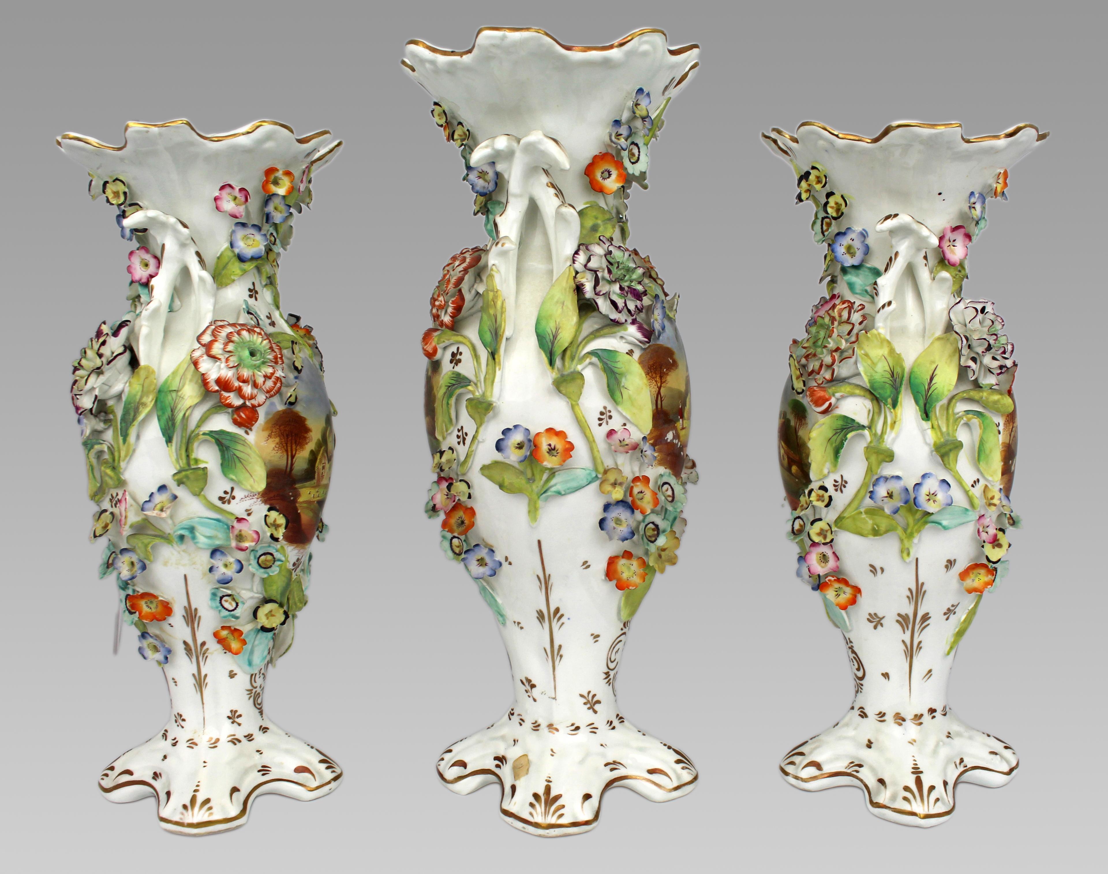 Garnitur von drei frühviktorianischen Coalport Porcelain Vasen um 1840 im Angebot 1