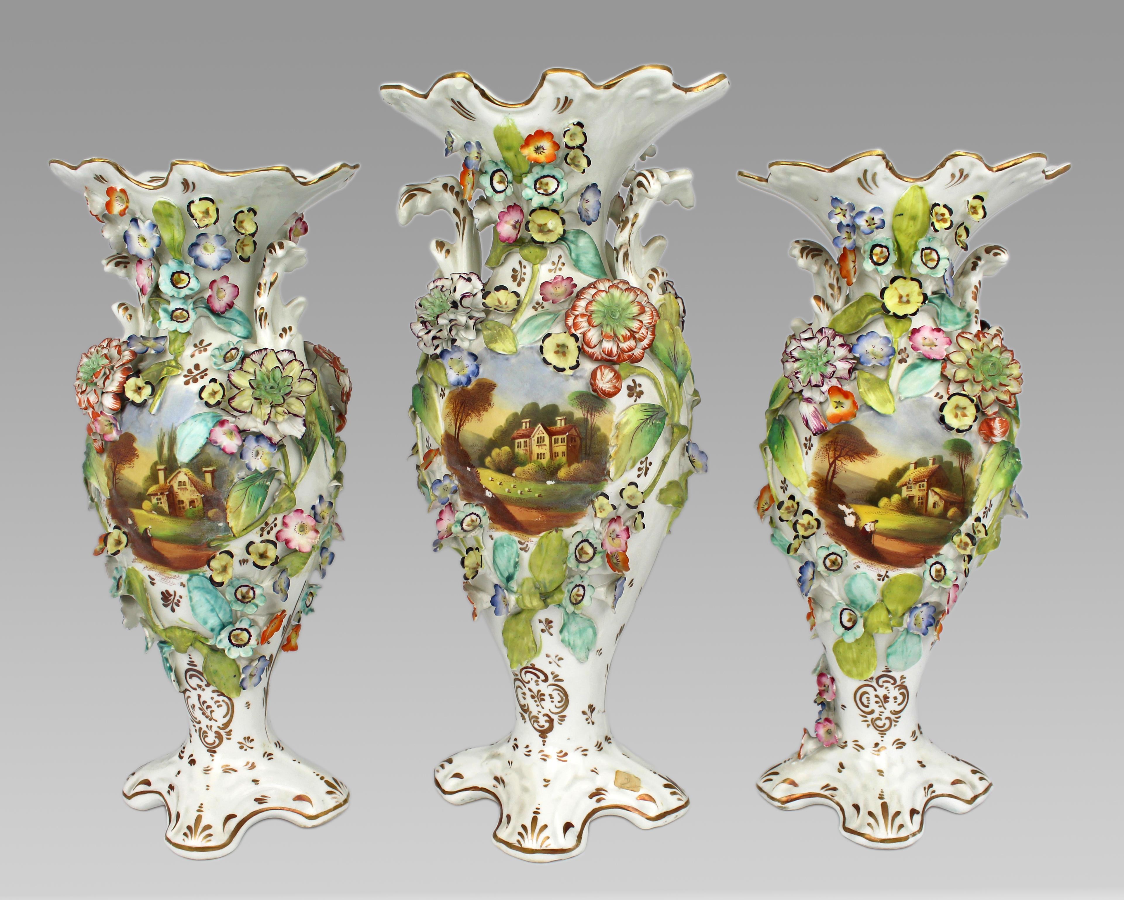 Garnitur von drei frühviktorianischen Coalport Porcelain Vasen um 1840 im Angebot 2