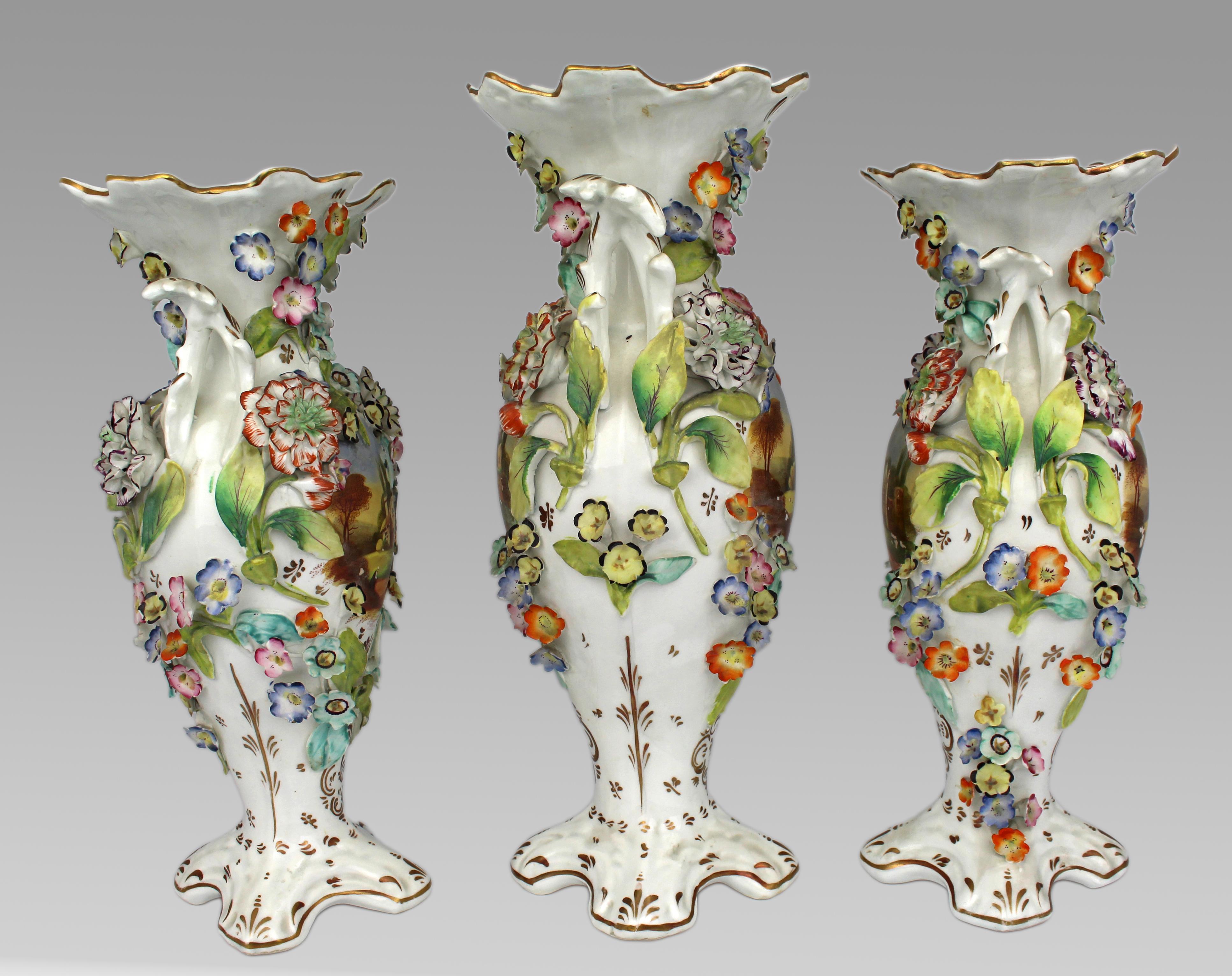 Garnitur von drei frühviktorianischen Coalport Porcelain Vasen um 1840 im Angebot 3