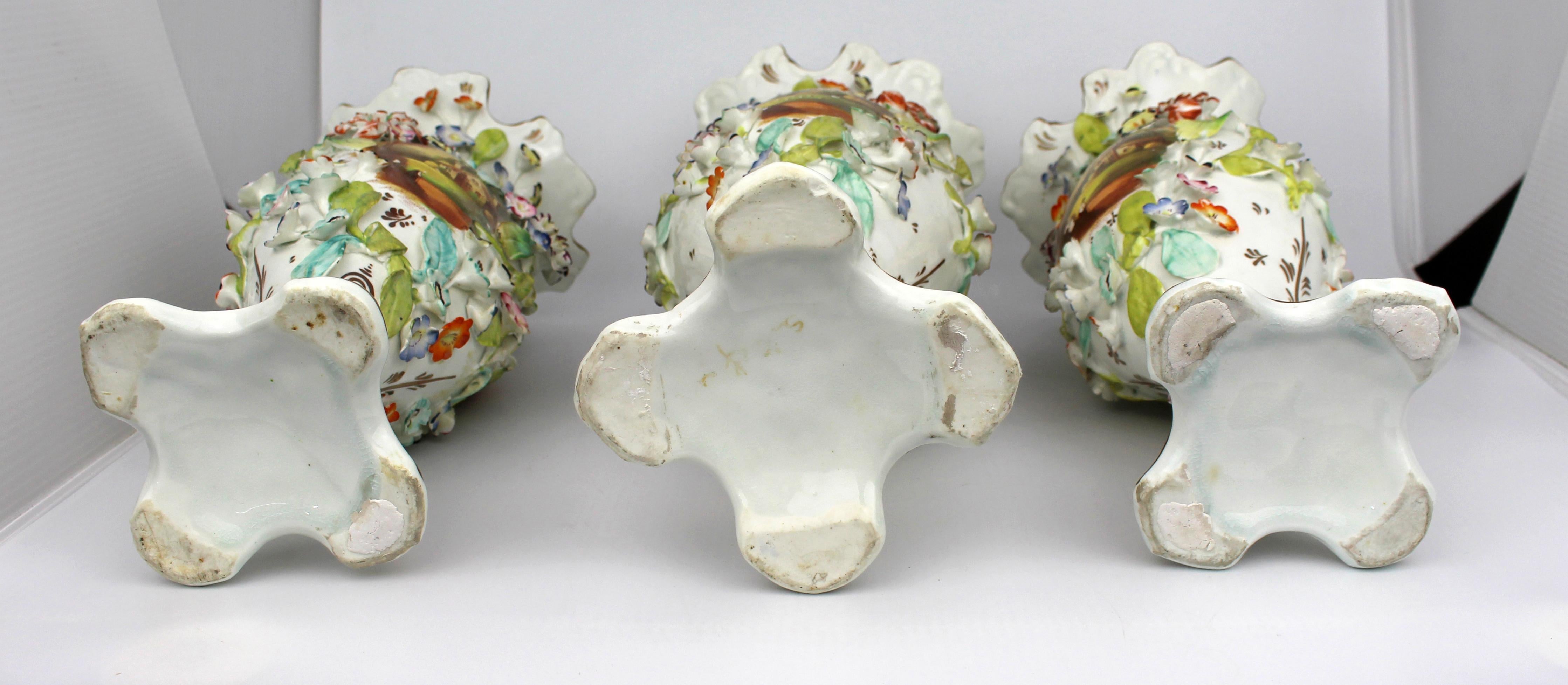 Garnitur von drei frühviktorianischen Coalport Porcelain Vasen um 1840 im Angebot 4