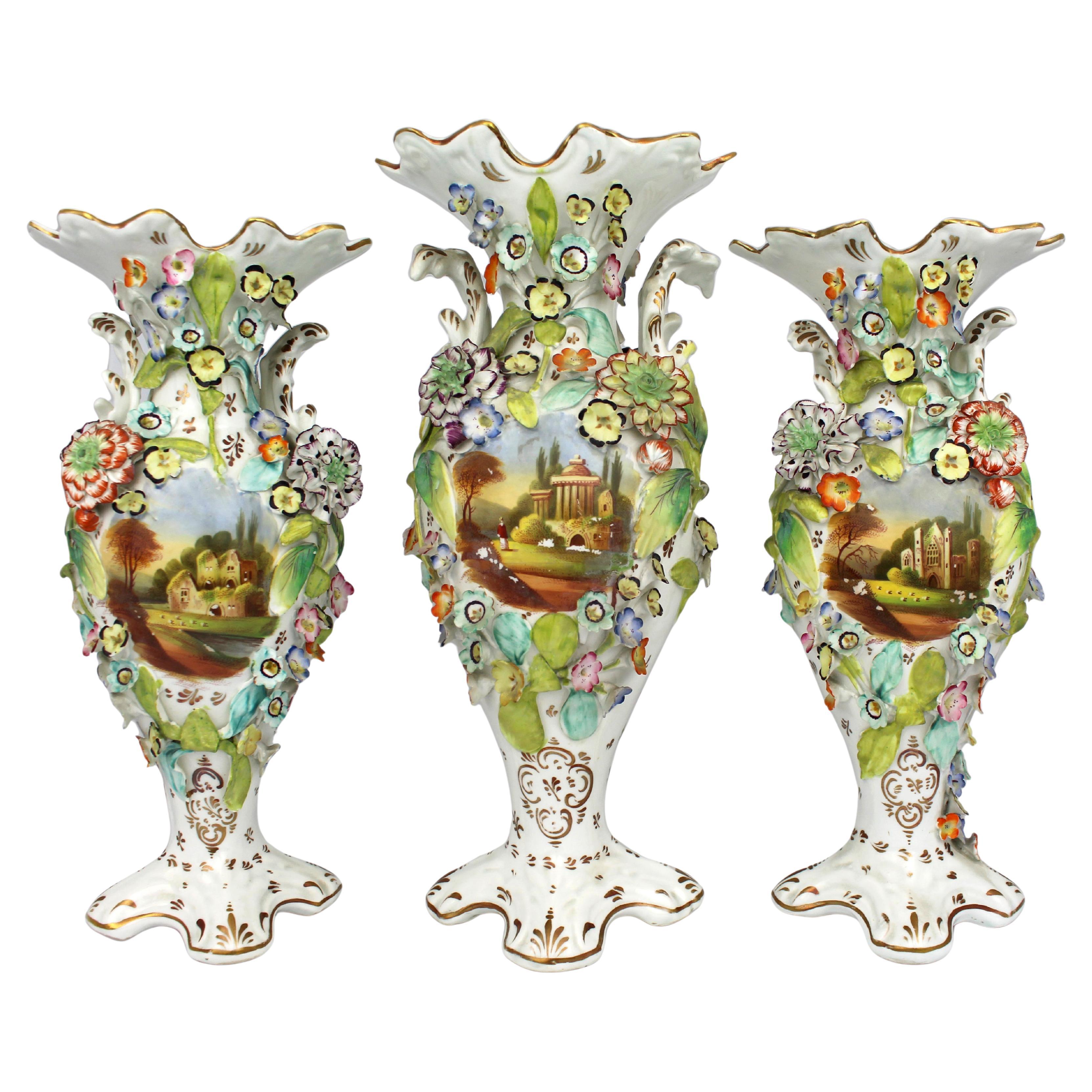 Garnitur von drei frühviktorianischen Coalport Porcelain Vasen um 1840 im Angebot