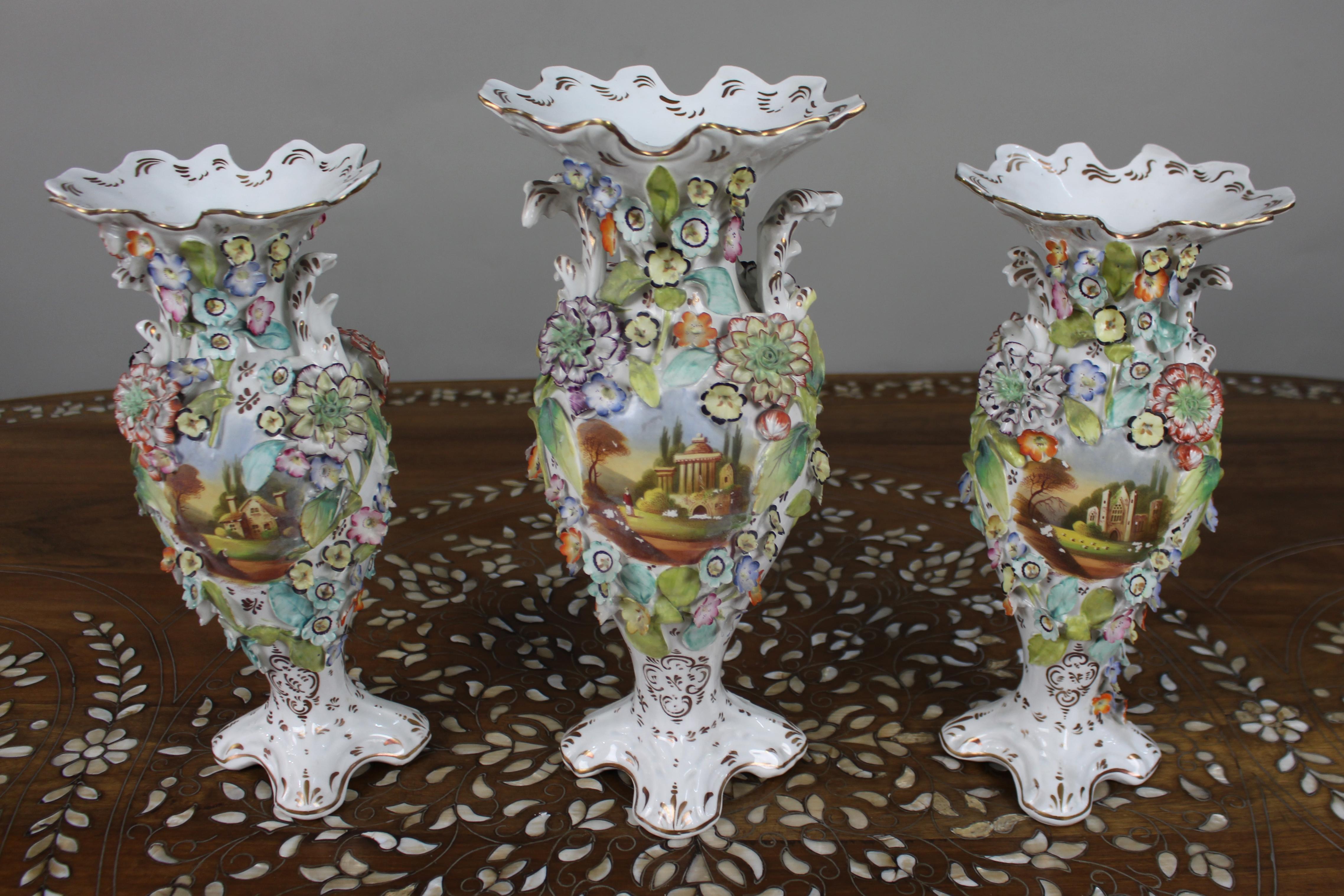 Garniture of Three English Flower-Encrusted Porcelain Vases, c.1850 (Britisch) im Angebot