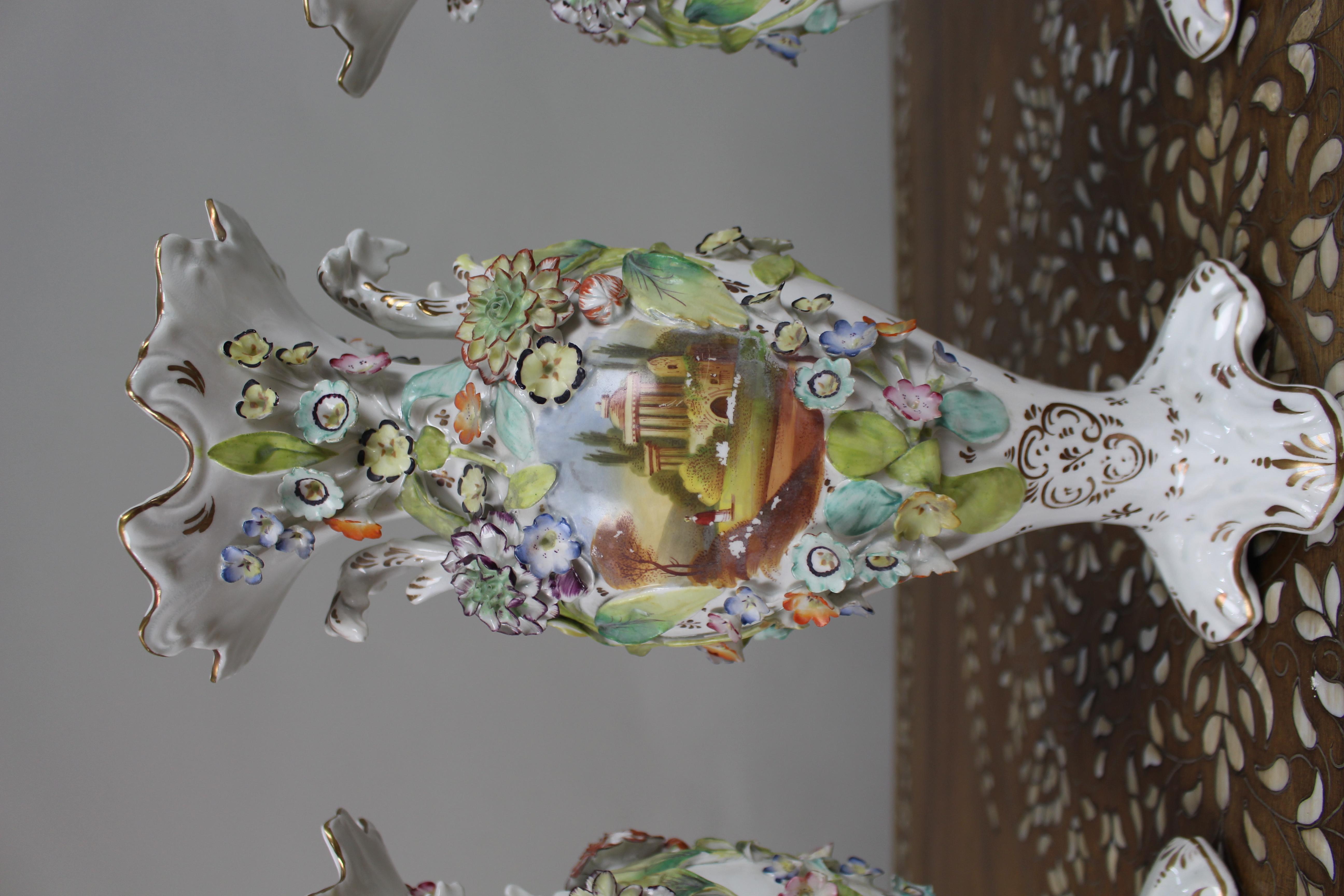 Garniture of Three English Flower-Encrusted Porcelain Vases, c.1850 im Zustand „Gut“ im Angebot in Worcester, GB