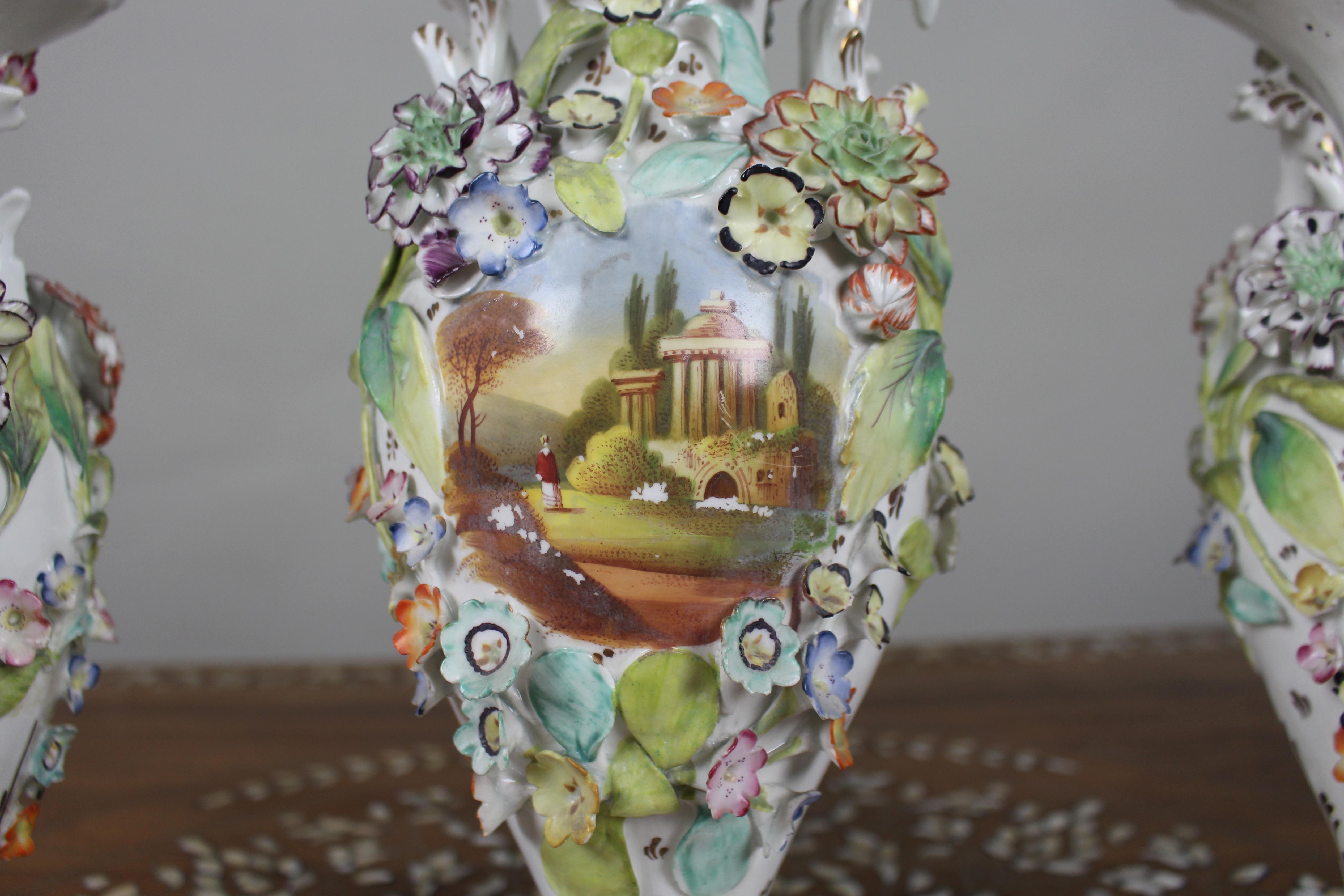 Garniture of Three English Flower-Encrusted Porcelain Vases, c.1850 (19. Jahrhundert) im Angebot