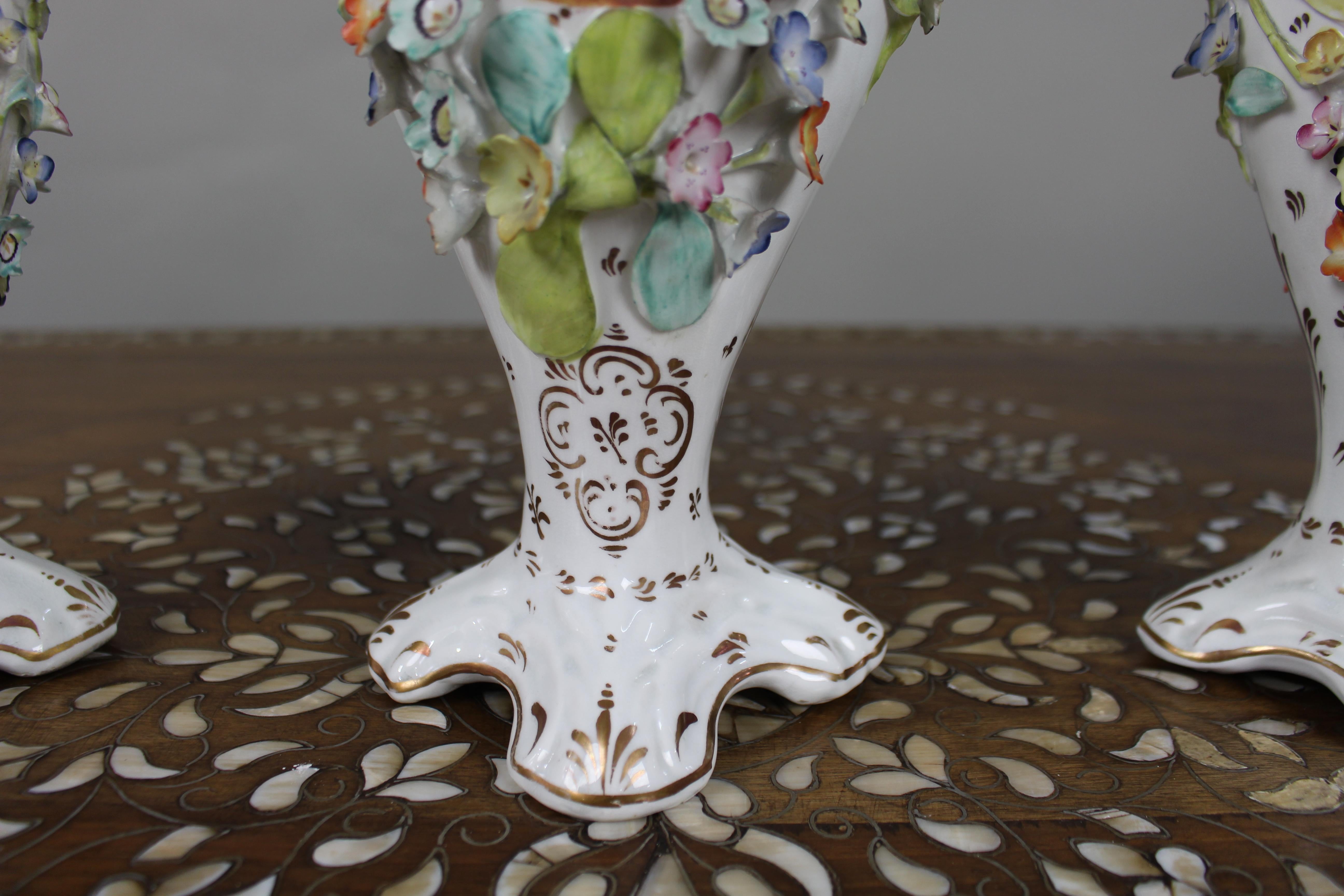 Garniture of Three English Flower-Encrusted Porcelain Vases, c.1850 (Porzellan) im Angebot