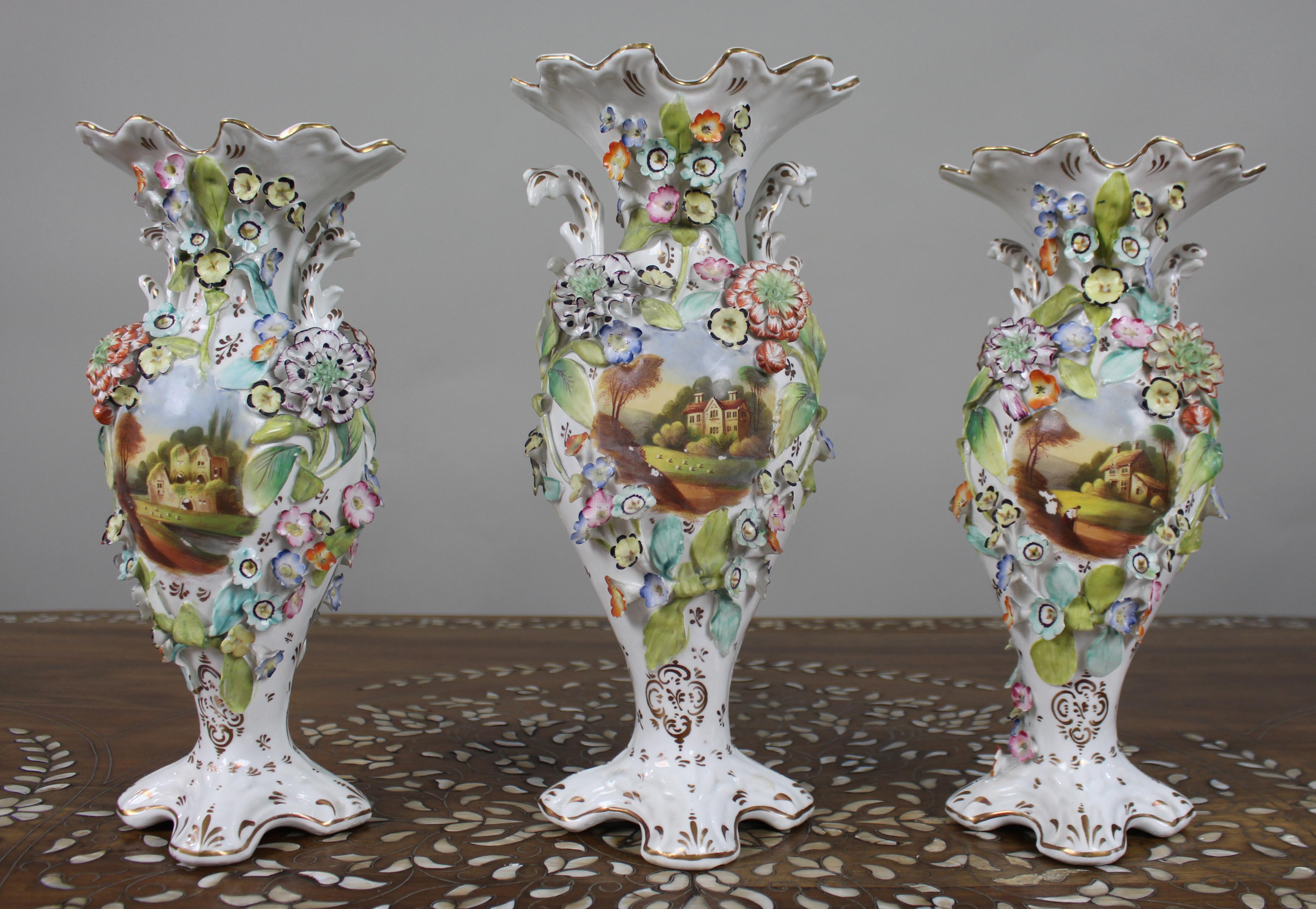 Garniture of Three English Flower-Encrusted Porcelain Vases, c.1850 im Angebot 3