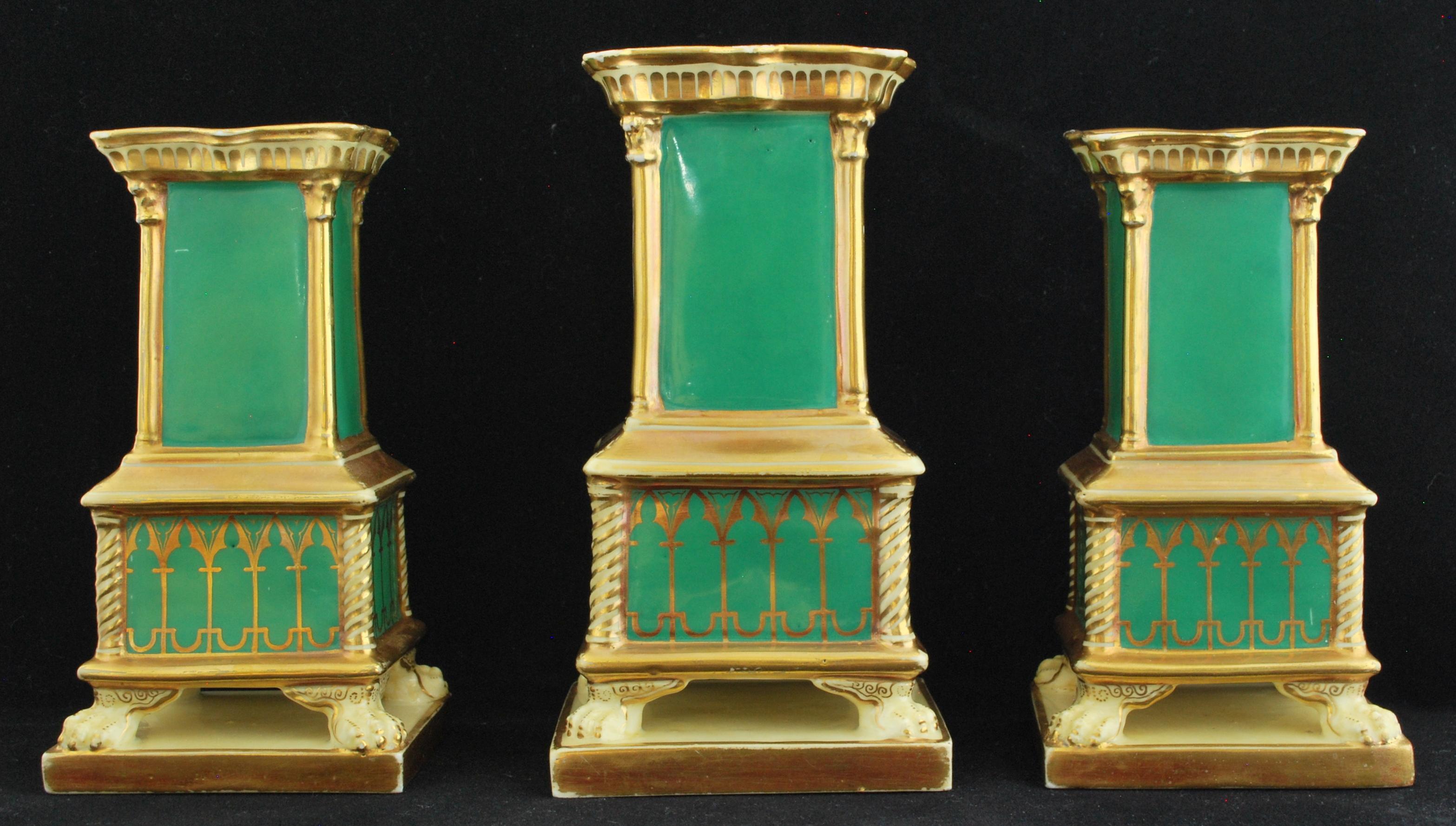Néo-gothique Garniture de trois vases renversés:: peinte par Lark Pratt:: Minton:: vers 1860 en vente