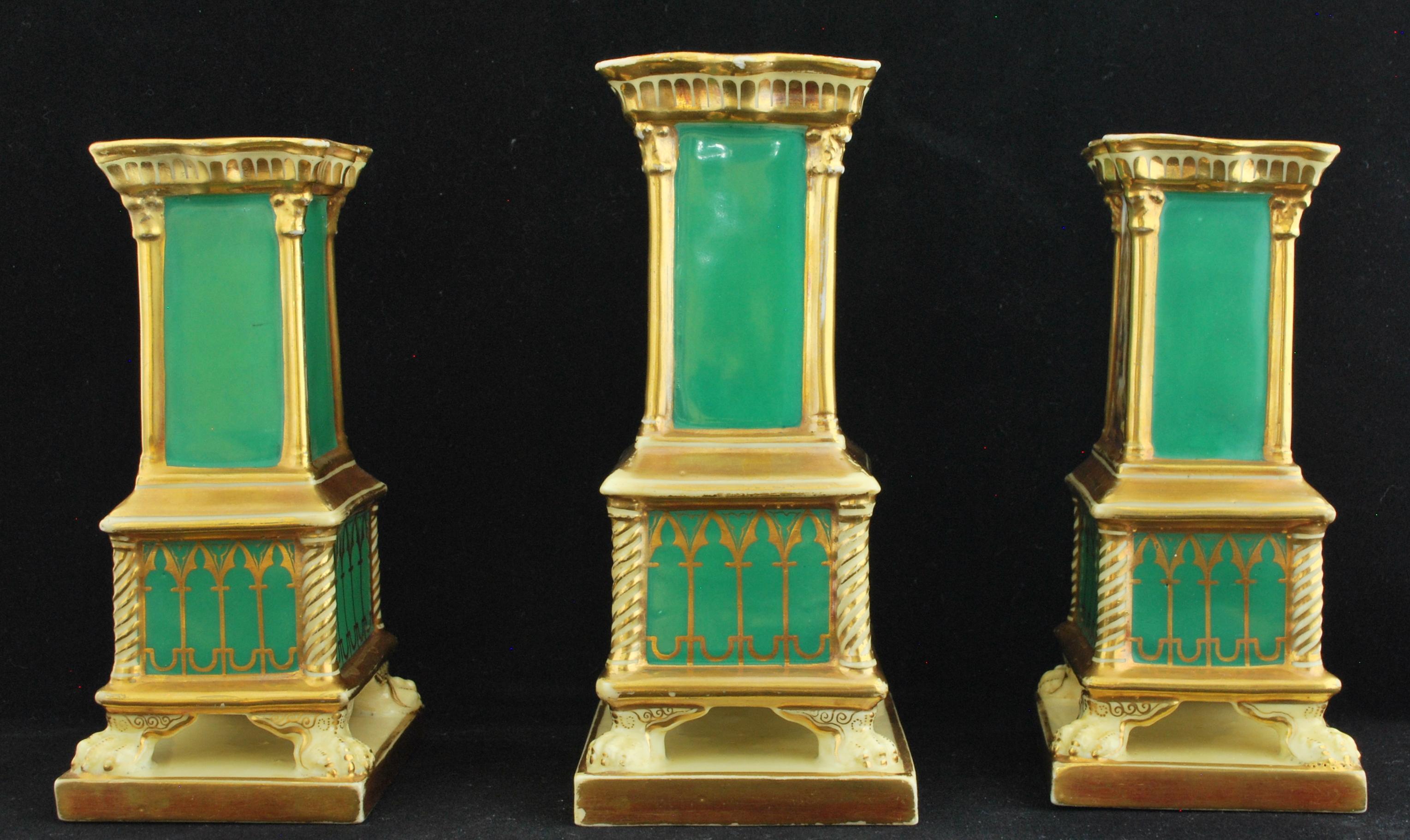 Britannique Garniture de trois vases renversés:: peinte par Lark Pratt:: Minton:: vers 1860 en vente