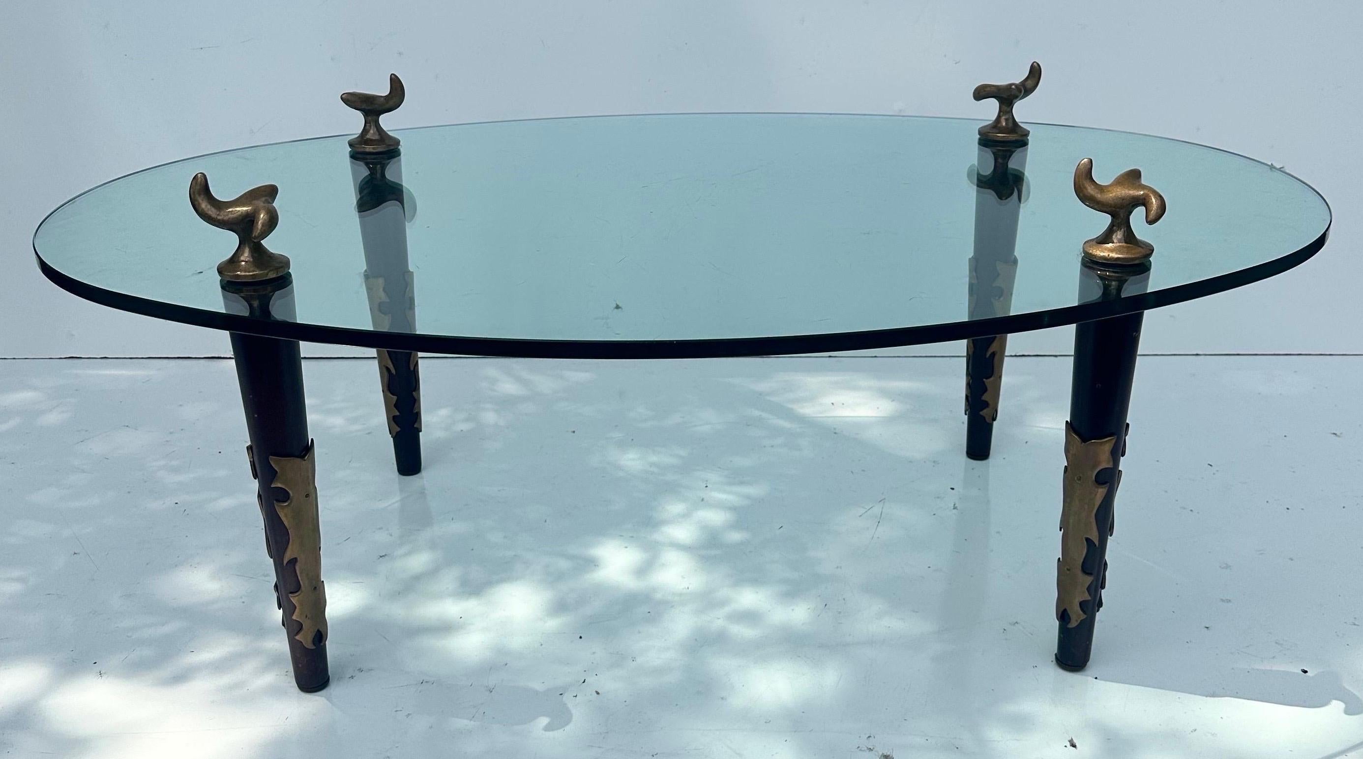 Table basse Garouste et Bonetti Modèle Quator.
Bronze, verre et acajou.
Signé et estampillé BG sur le bronze.