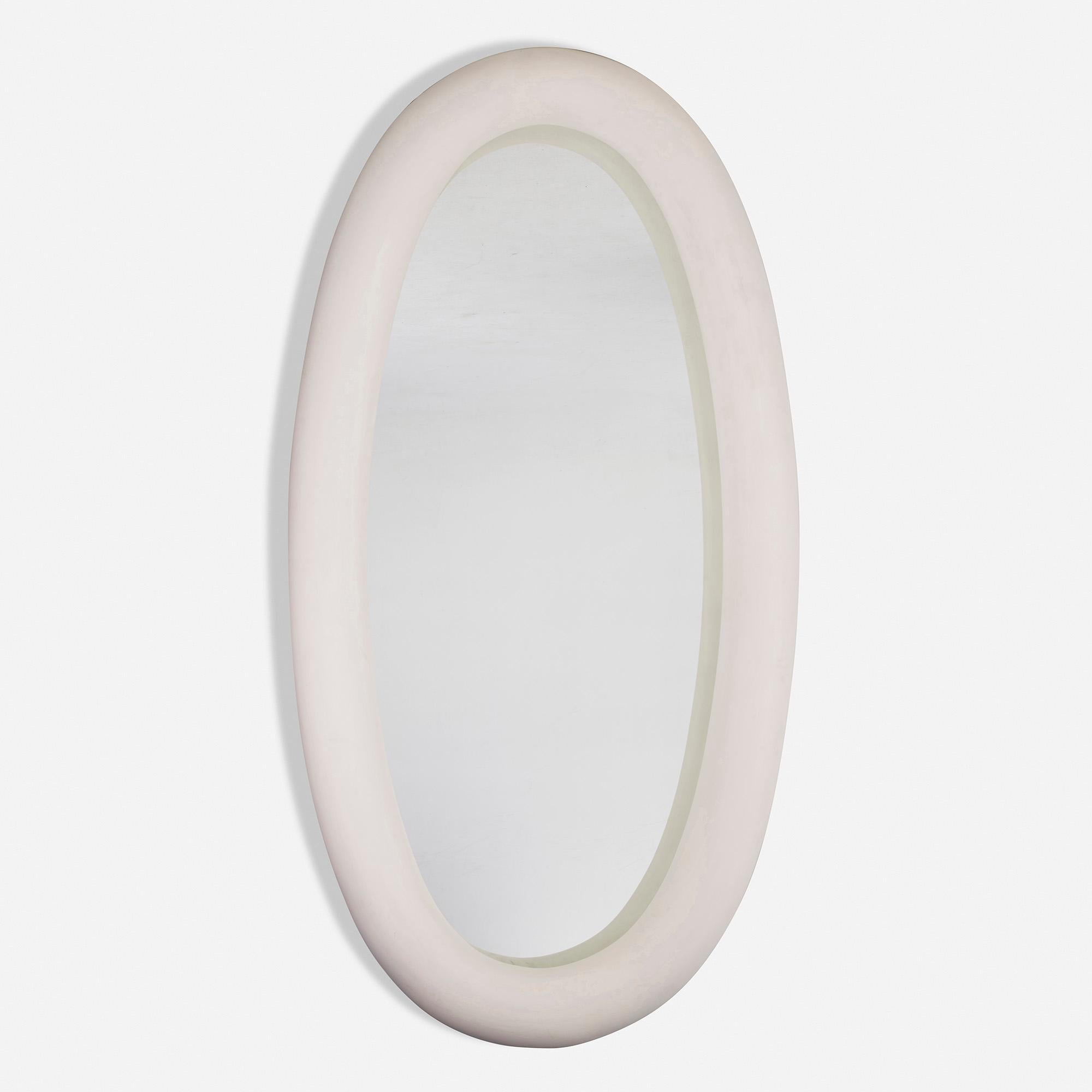 Provenance : Ce miroir personnalisé provient d'un intérieur conçu par Jacques Grange.

Fabriqué en : France, 1994-1996

Matériau : plâtre sur résine, verre miroir

Taille : 49.25 W × 7 D × 94.5 H in

Description : Marque en relief près de la