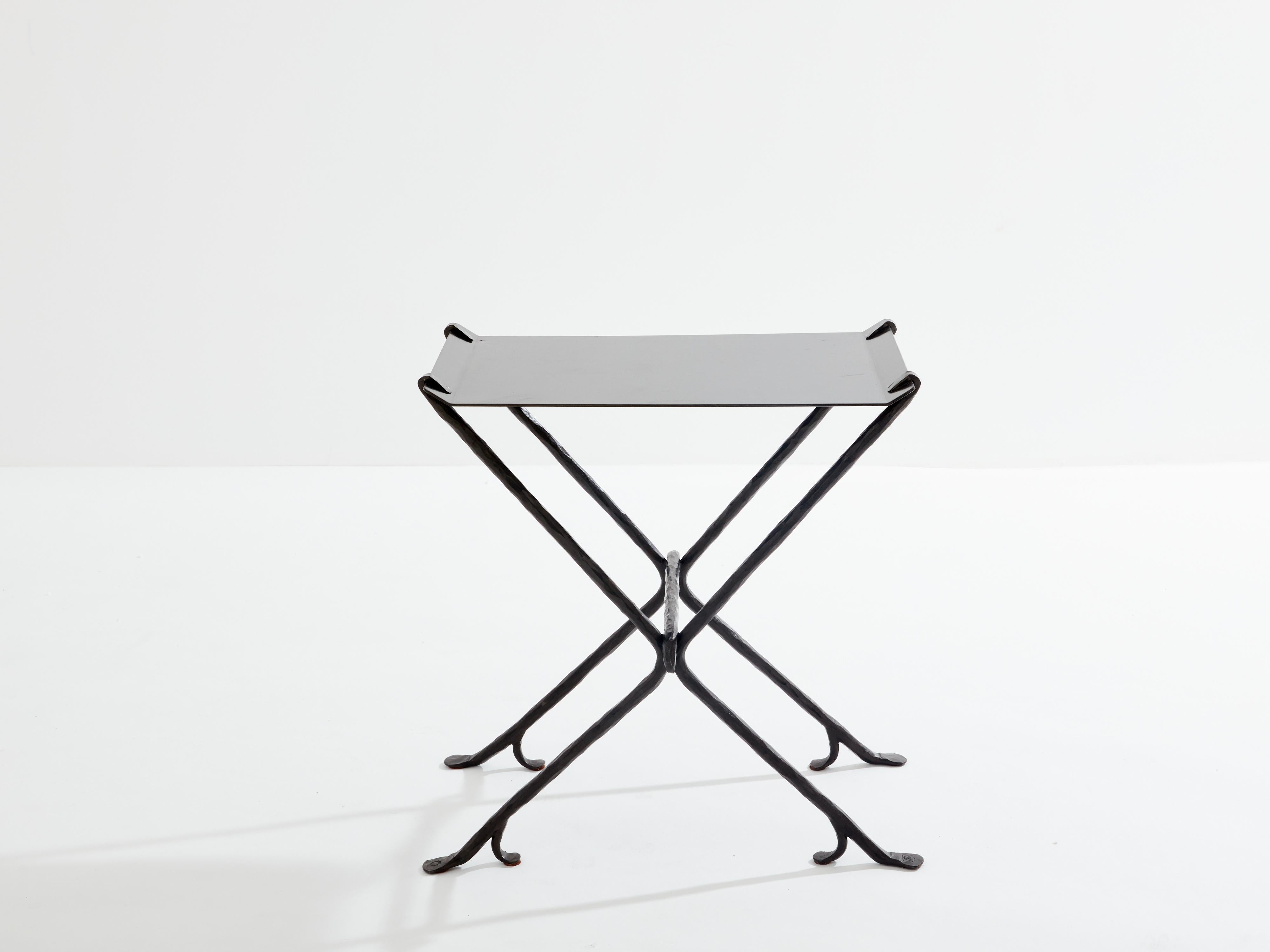 Belle table d'appoint brutaliste d'Elizabeth Garouste & Mattia Bonetti, modèle Isis, dessinée en 1987 par le duo iconique, et produite par la célèbre galerie En attendant les Barbares. Réalisée en fer forgé battu et ciré à la main, cette table est