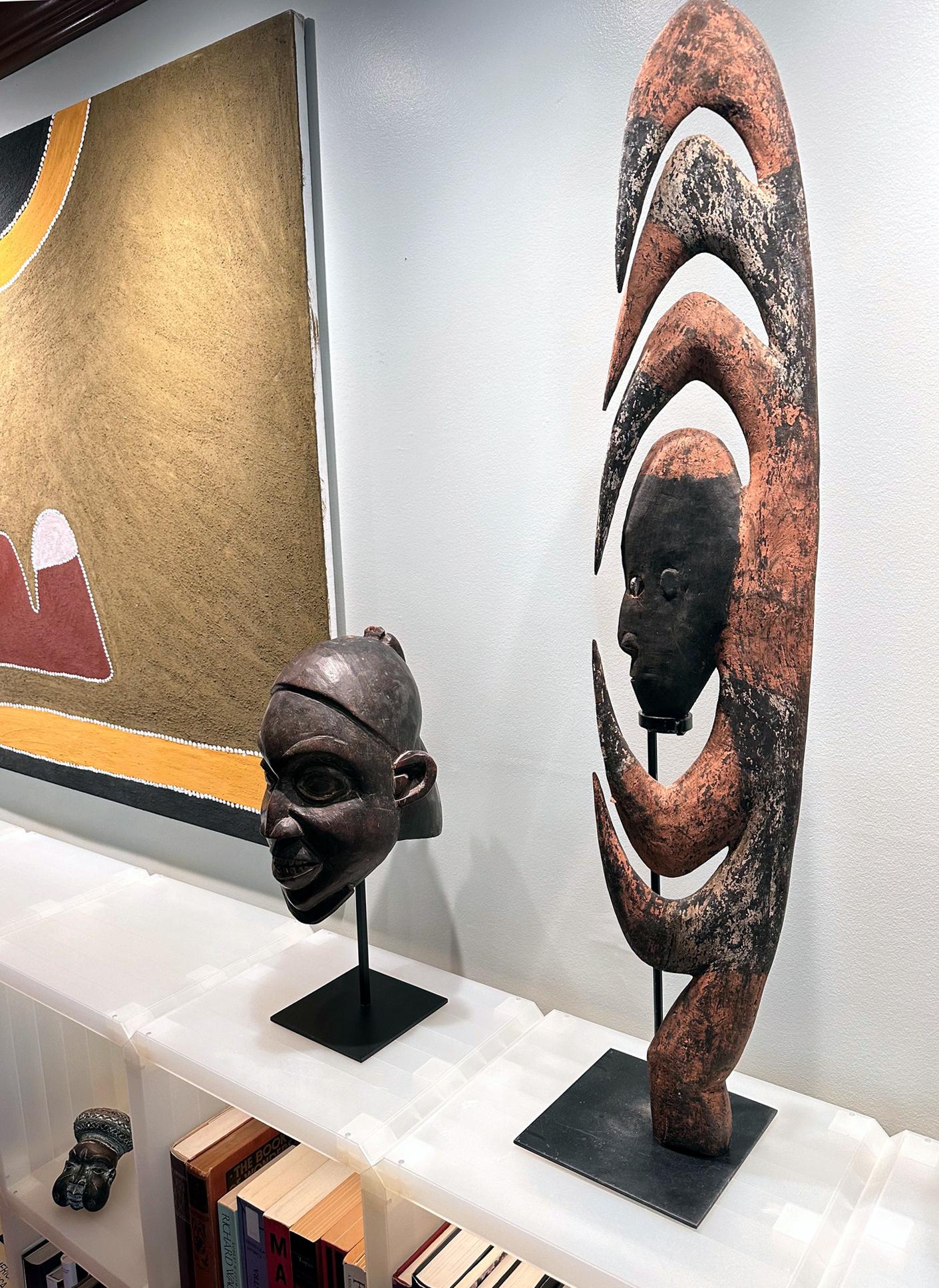 Tribal Garra Hook Sculpture on Display Stand Mid-Sepik River Papua New Guinea For Sale