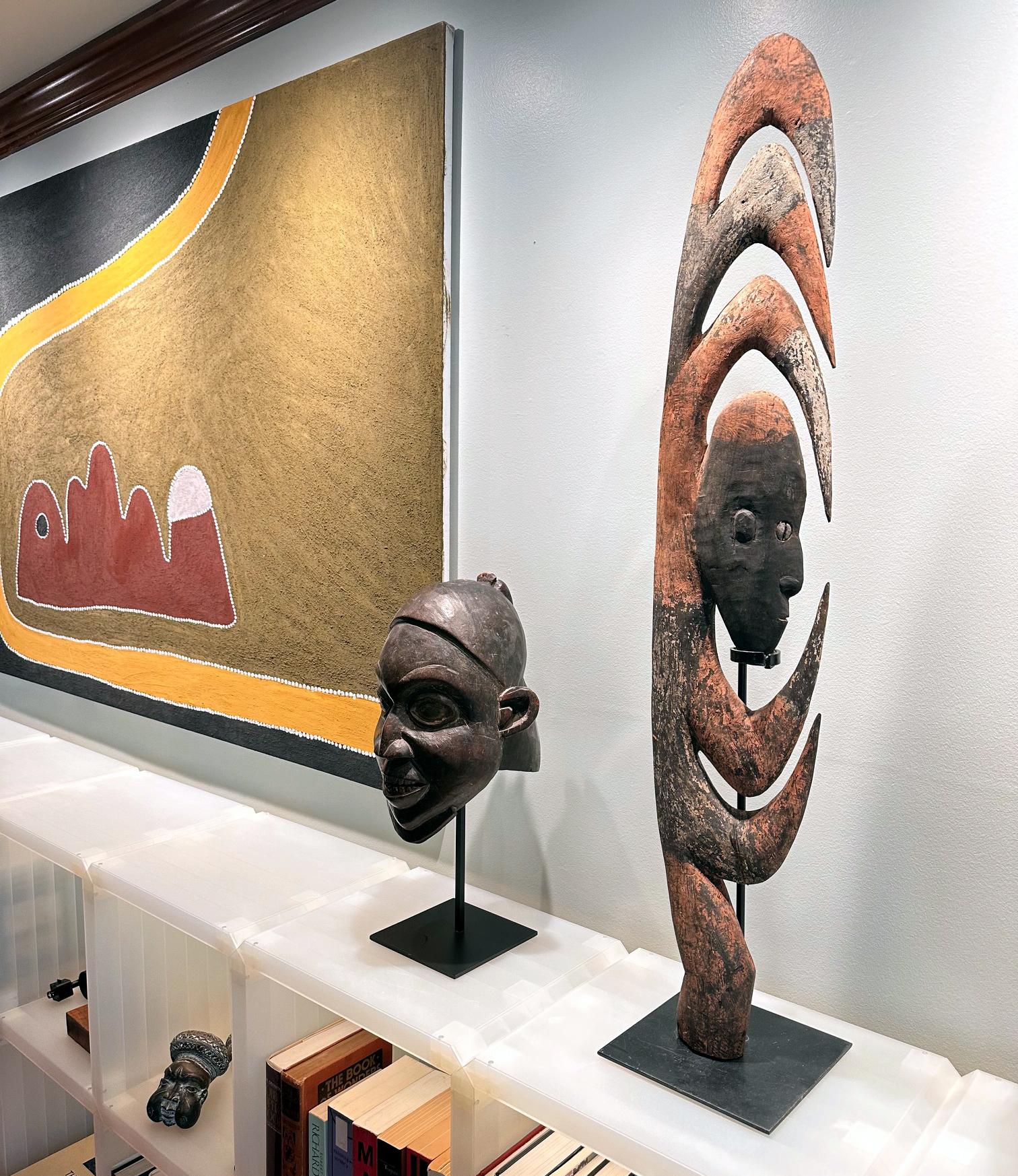 Papua New Guinean Garra Hook Sculpture on Display Stand Mid-Sepik River Papua New Guinea For Sale