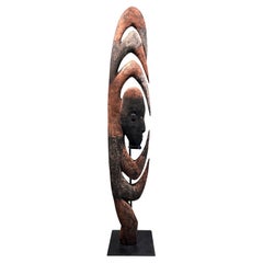 Garra-Haken-Skulptur auf Ständer Mid-Sepik River Papua-Neuguinea