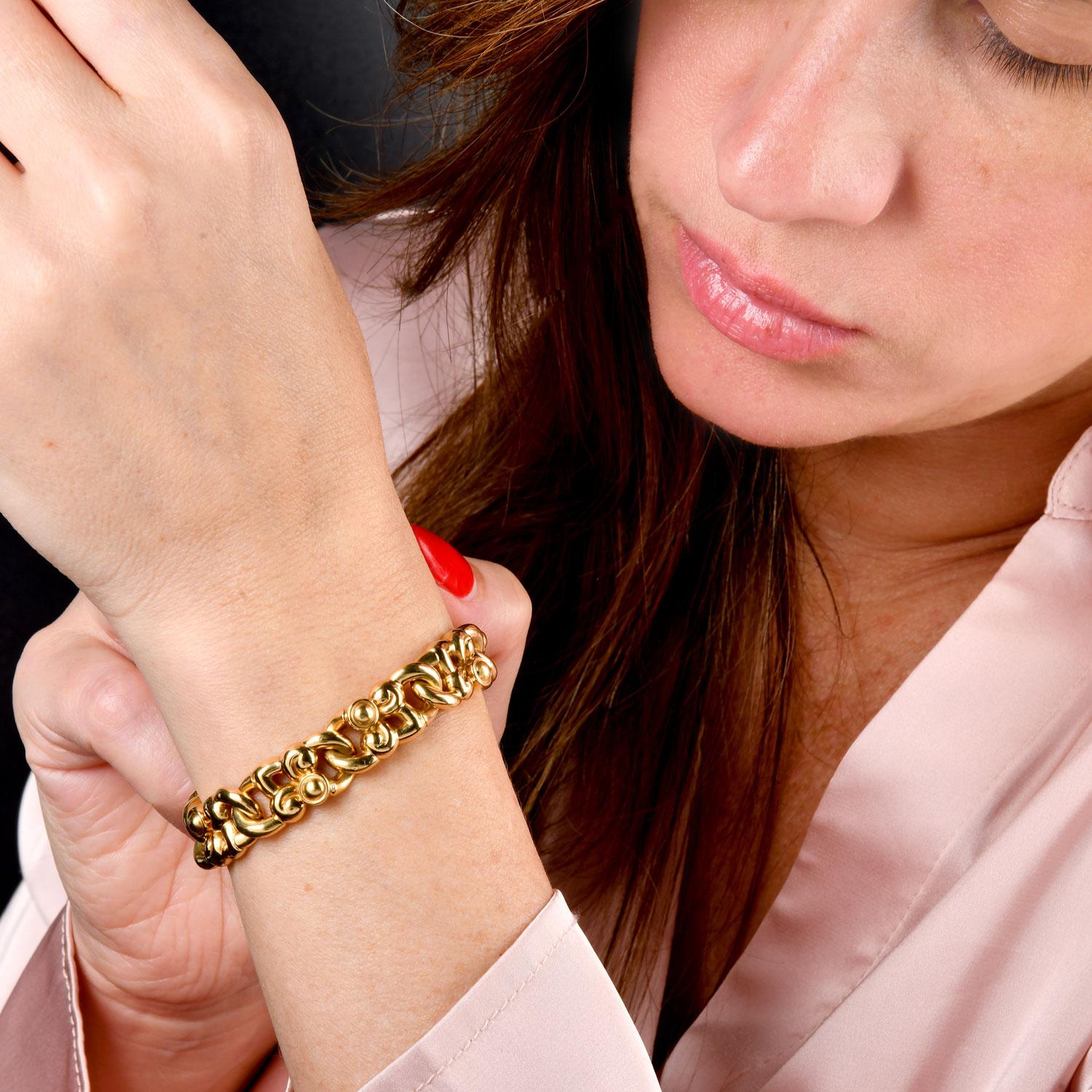 Garrads London Fleur De Lis 18K Gold Link Statement Bracelet In Excellent Condition In Miami, FL