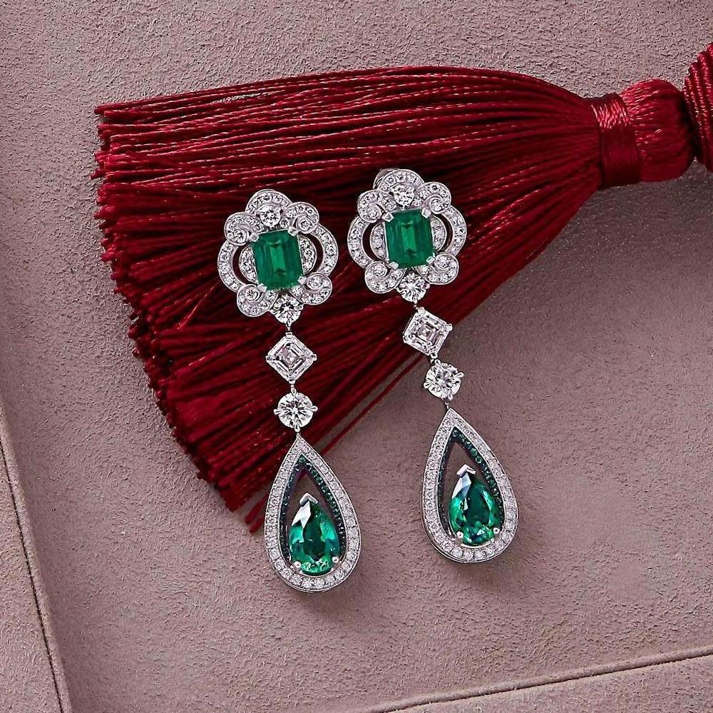 Garrard 18 Karat Gold Gubelin GRS GIA Pearshape Emerald & Diamond Drop Earrings In New Condition For Sale In London, London