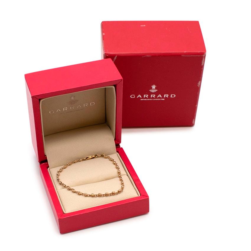Garrard 18ct Yellow Gold Mini Skull Link Chain Bracelet

- Made of yellow 18k gold
- Humorous skull chain design
- Marked 750
- Original box and case

Materials:
18k gold

PLEASE NOTE, THESE ITEMS ARE PRE-OWNED AND MAY SHOW SIGNS OF BEING STORED