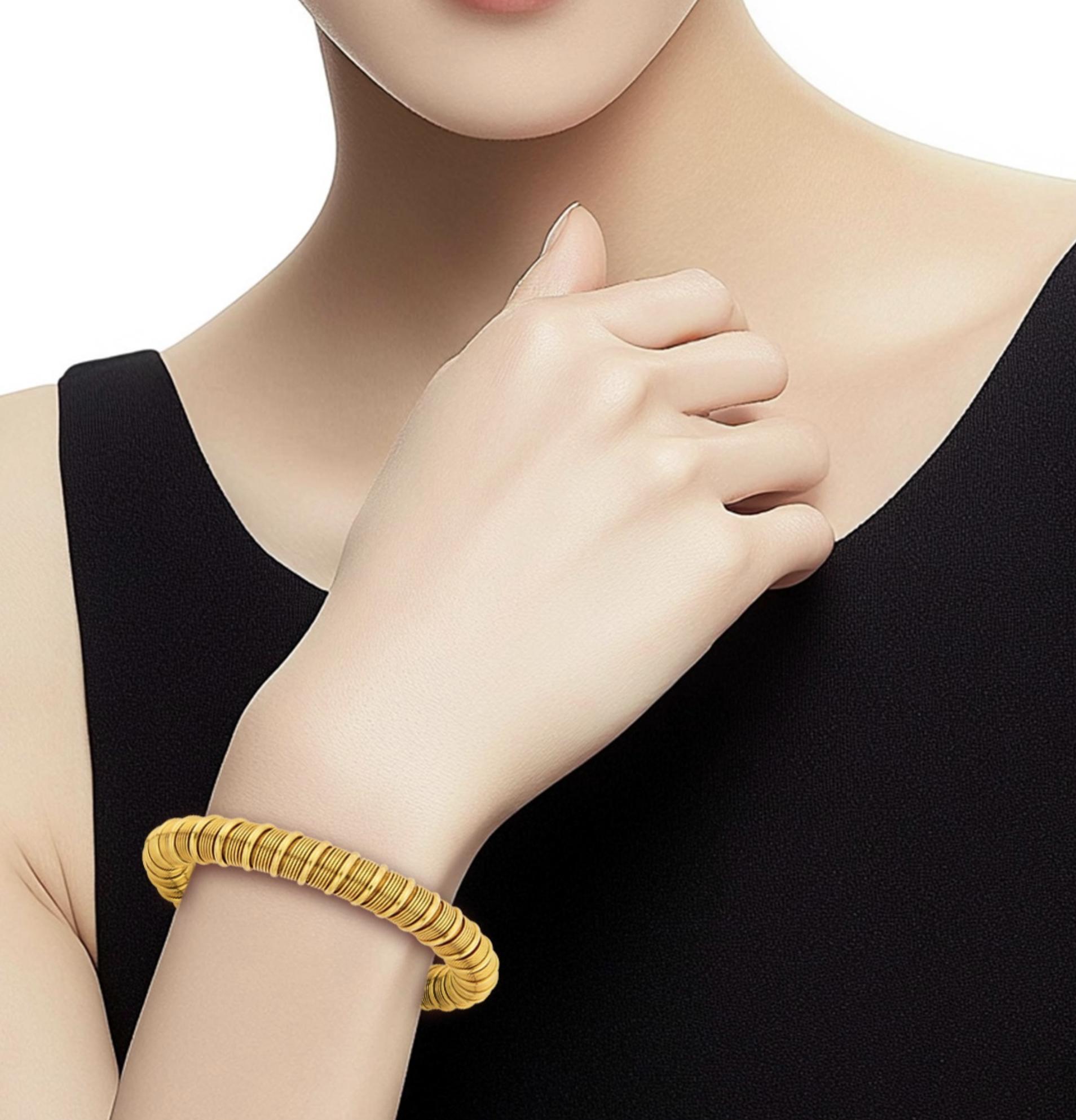 Bracciale a spirale in Corde d'Oro 18k Garrard

Dettagli:
Firmato G & Co., Italia, con marchi inglesi, 
Peso: 64,9 grammi. 
Il cerchio interno misura 6 3/4 pollici.

In ottime condizioni