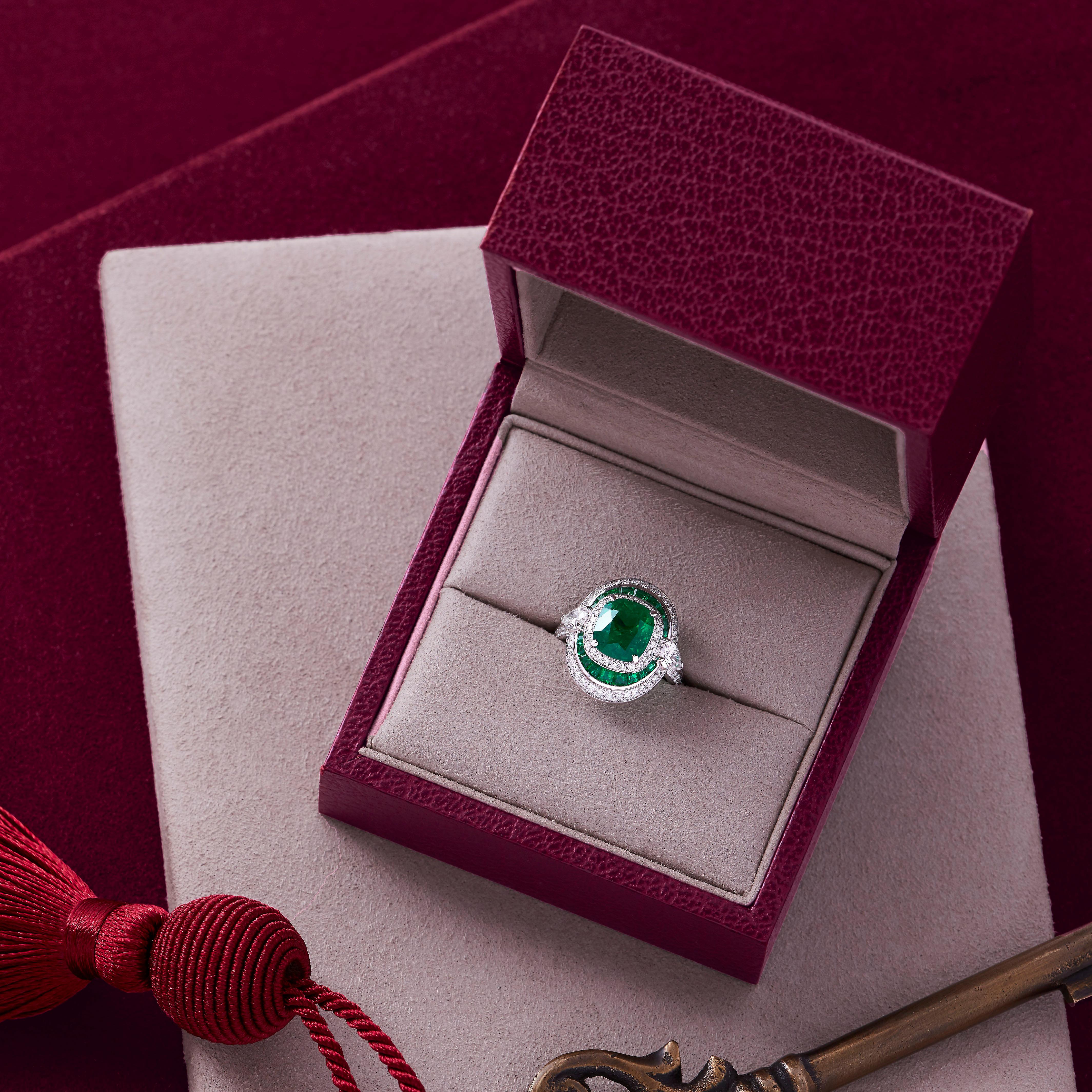 Garrard 3.08 Carat CDC Cushion Cut Emerald And  White Diamond Cocktail Ring In New Condition In London, London