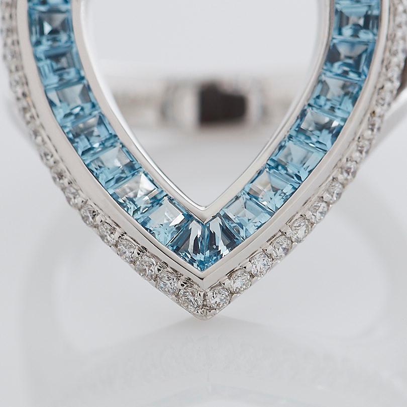 Garrard 'Aloria' 18 Karat White Gold Calibre Cut Aquamarine White Diamond Ring In New Condition For Sale In London, London