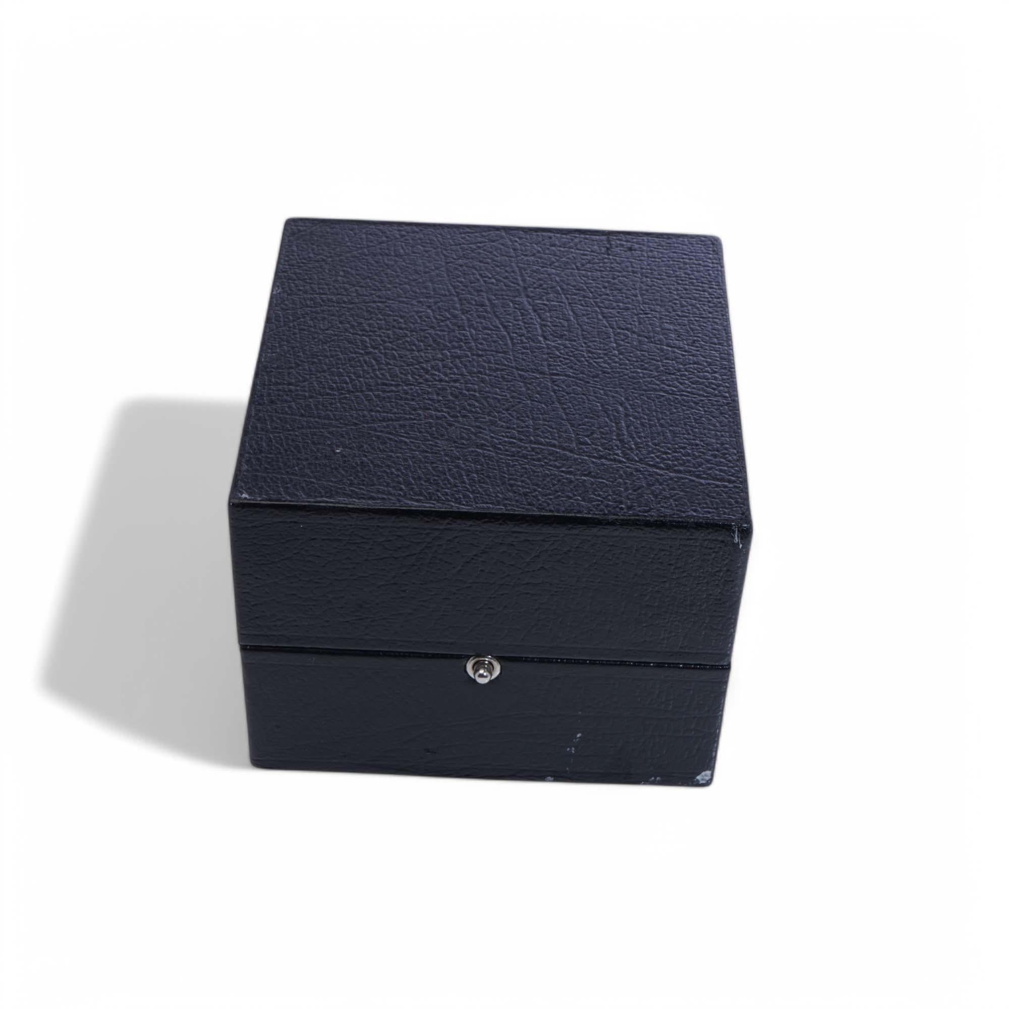 Garrard Blaue Schmuckschatulle

Zeitraum: Ende des 20. Jahrhunderts
MATERIAL: Außen königsblaues Leder mit goldenem Emblem, innen Samt
Zweck: Zur Aufbewahrung von Ringen oder kleinen Schmuckstücken
Abmessungen: 10 x 10 x 5,7 cm
Zustand: Gut; leichte