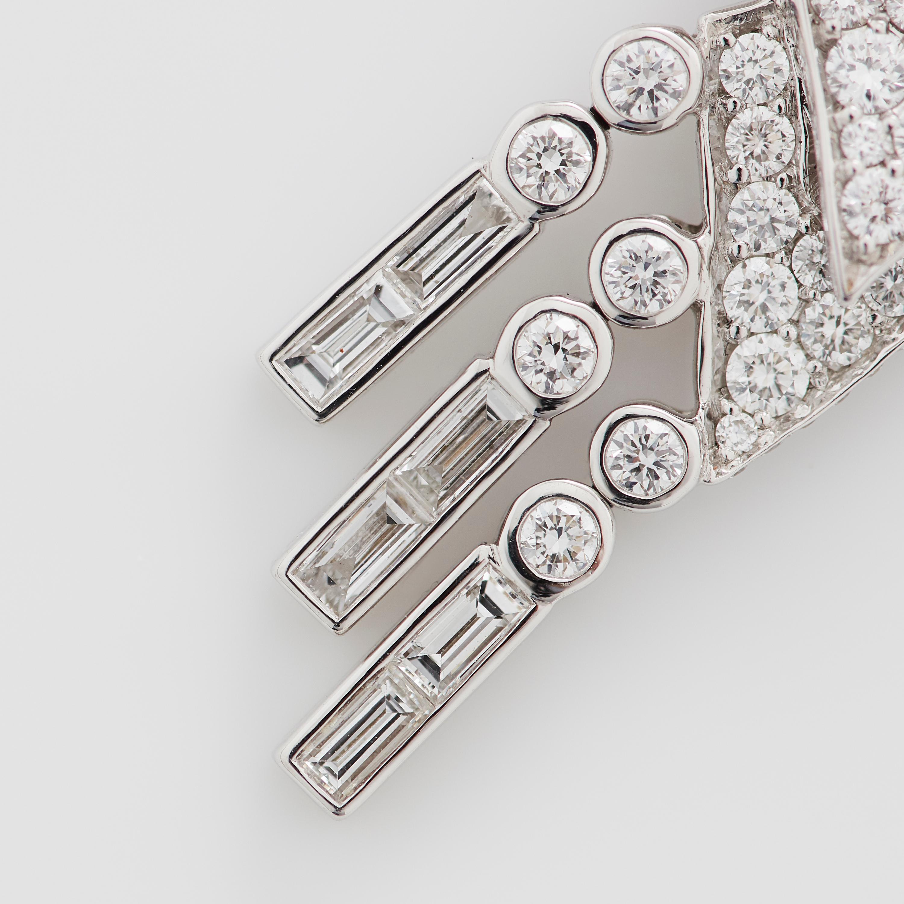 Women's or Men's Garrard 'Bow' 18 Karat White Gold Round and Emerald Cut White Diamond Necklace For Sale