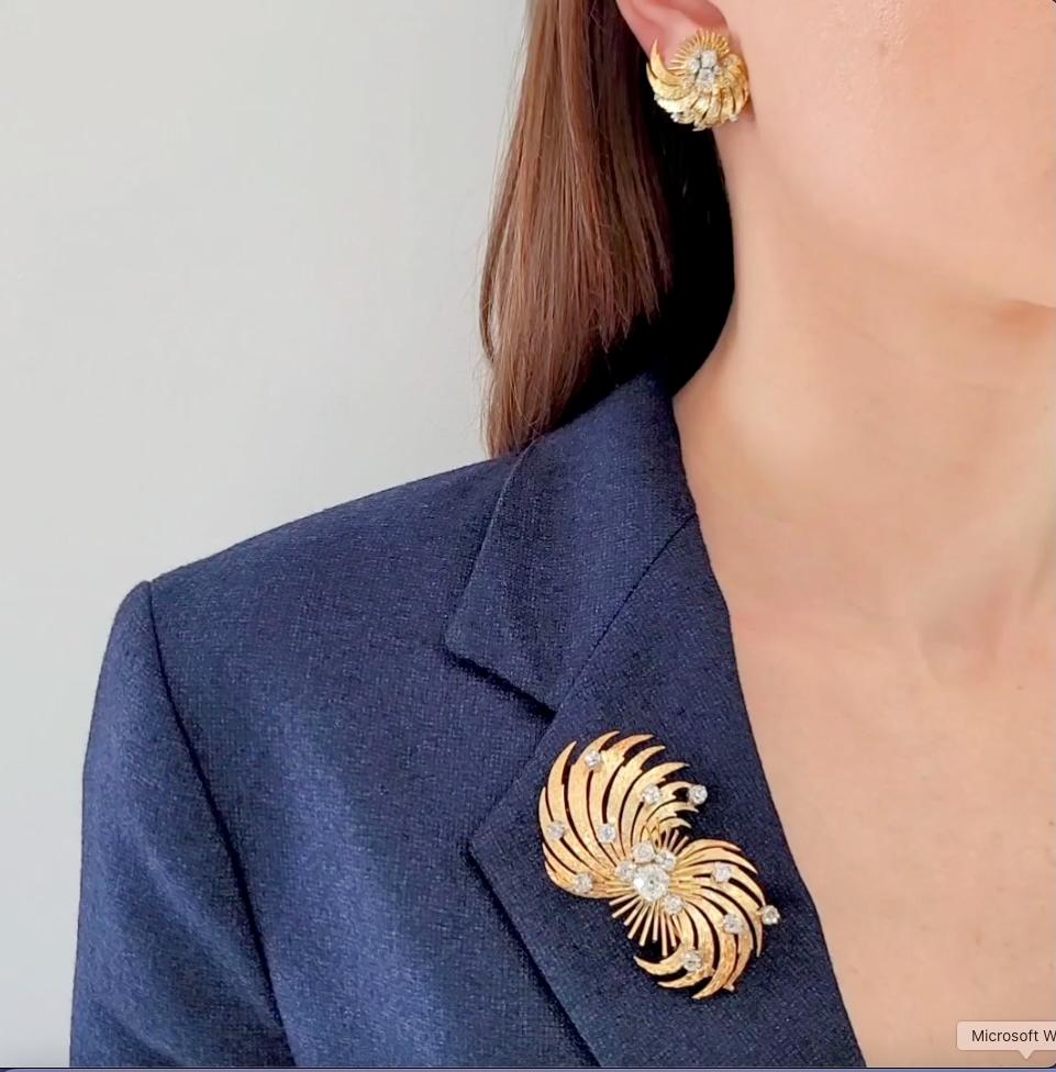 Orecchini Garrard & Co. in oro giallo 18k e diamanti
E set di spille. La spilla è caratterizzata da un motivo a vortice in oro giallo 18 carati, disseminato di 14 mine antiche.
diamanti con un peso totale di circa 5,30 carati (diamante centrale di