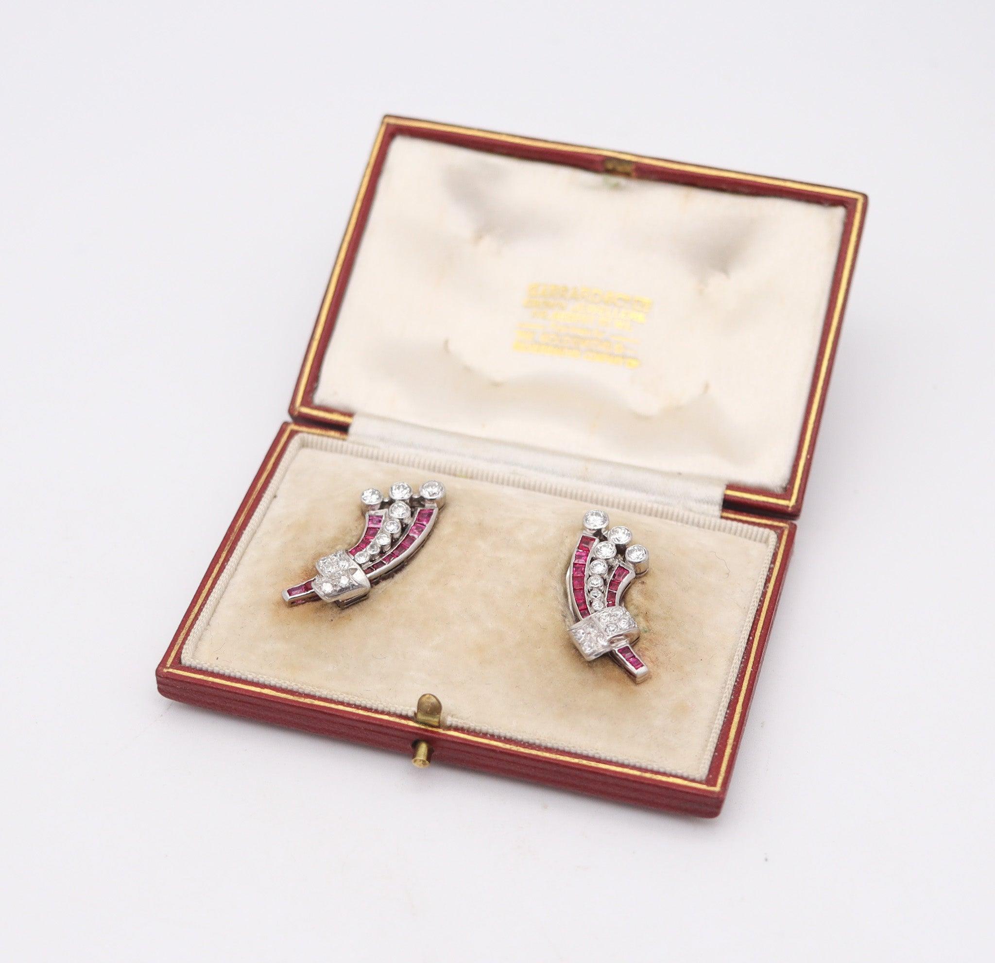 Orecchini a clip in stile Art-deco disegnati da Garrard & Co.

Si tratta di un fantastico paio di orecchini a clip creati a Londra in Inghilterra durante il periodo art déco dalla casa di gioielli Garrard & Co. nel 1930. Gli orecchini sono stati