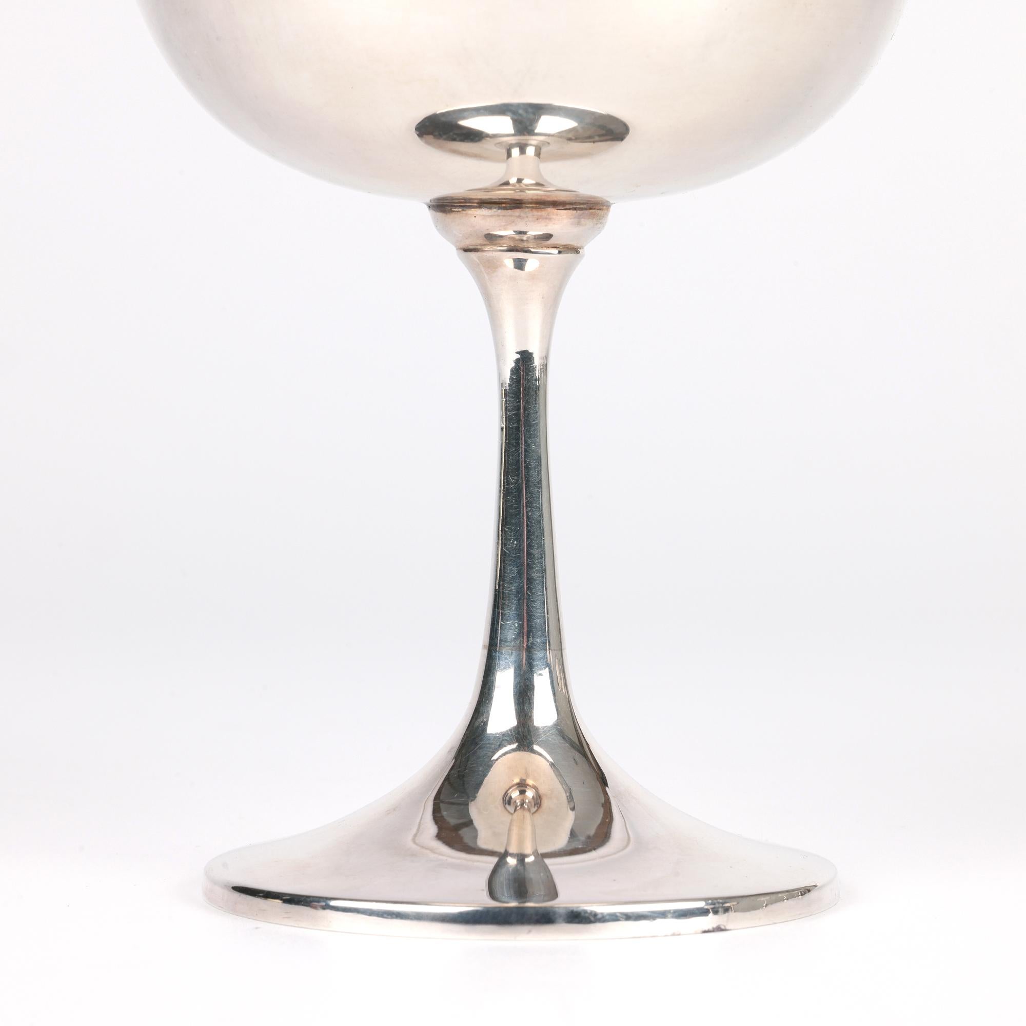 Impresionante juego original art nouveau de seis copas de plata, vendido por Garrard & Co y fabricado por el platero londinense Frederick Hancock, fechado en 1913. El juego de seis copas de plata de grueso calibre se presenta en su estuche original