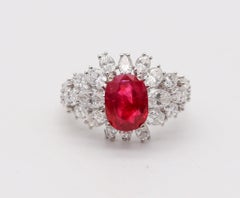 GARRARD & CO. Bague de cocktail en or 18Kt avec 4,65 cts de diamants et un rubis birman GIA