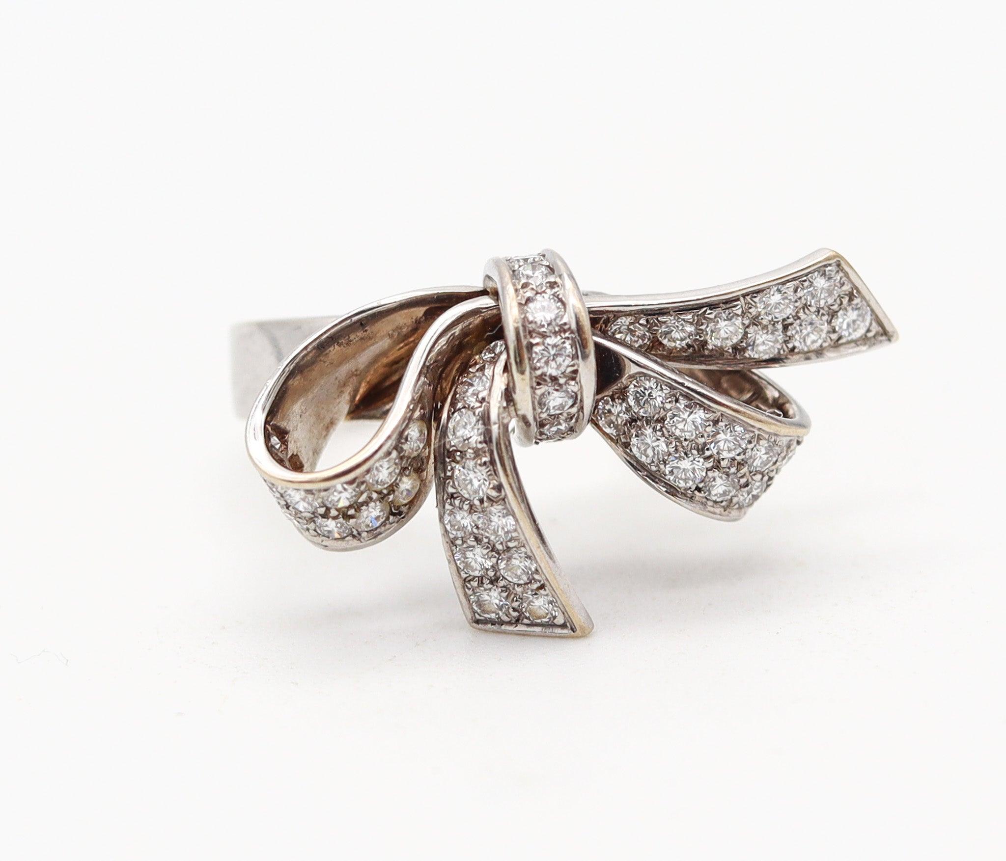 Modernista GARRARD & CO. Anello French Ritz Bow Cocktail in oro bianco 18Kt con diamanti VS