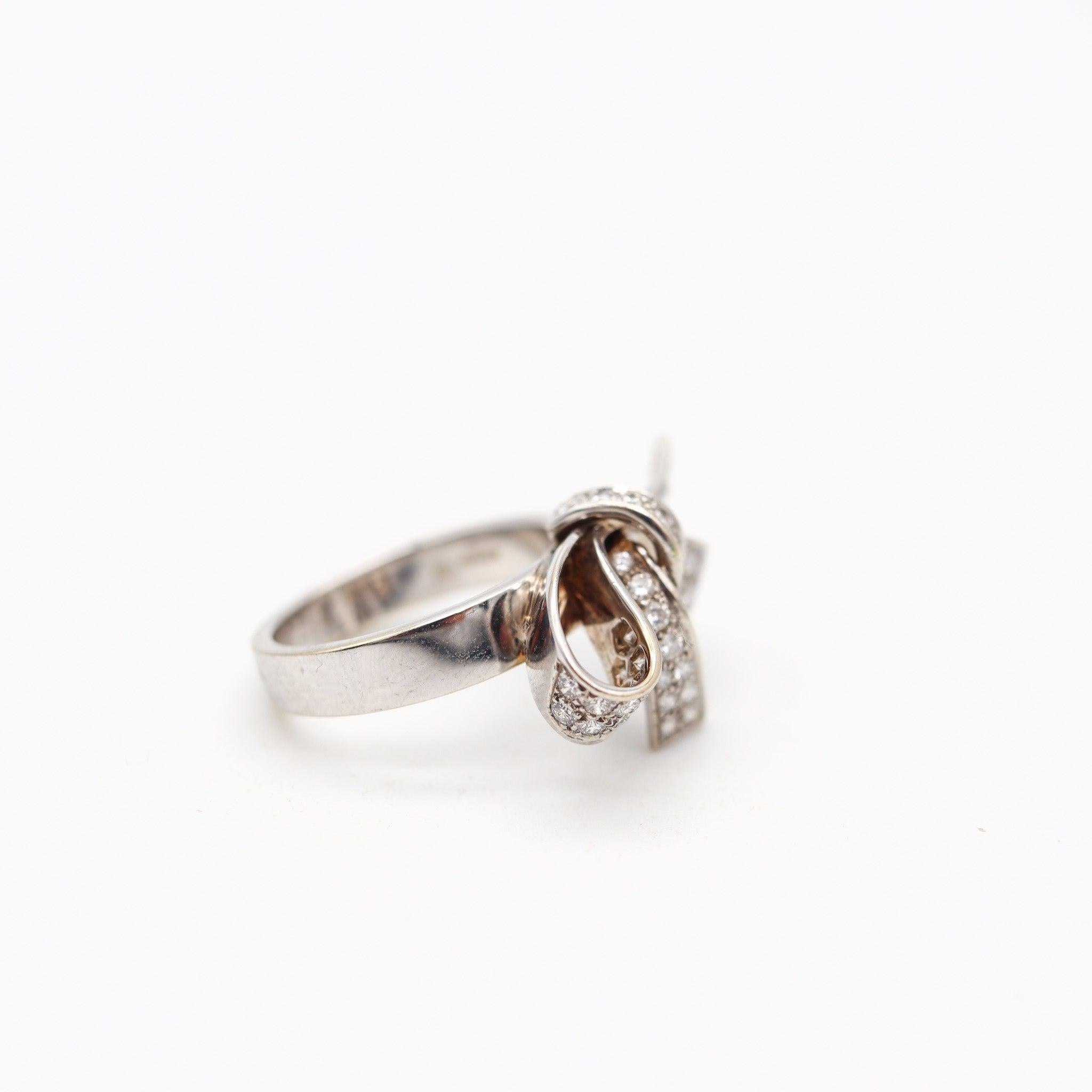 Taglio brillante GARRARD & CO. Anello French Ritz Bow Cocktail in oro bianco 18Kt con diamanti VS