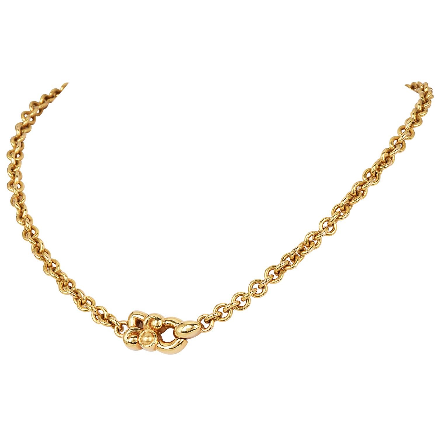 Garrard Co London 18K Gold Fleur De Lis Rolo Chain Necklace In Excellent Condition For Sale In Miami, FL