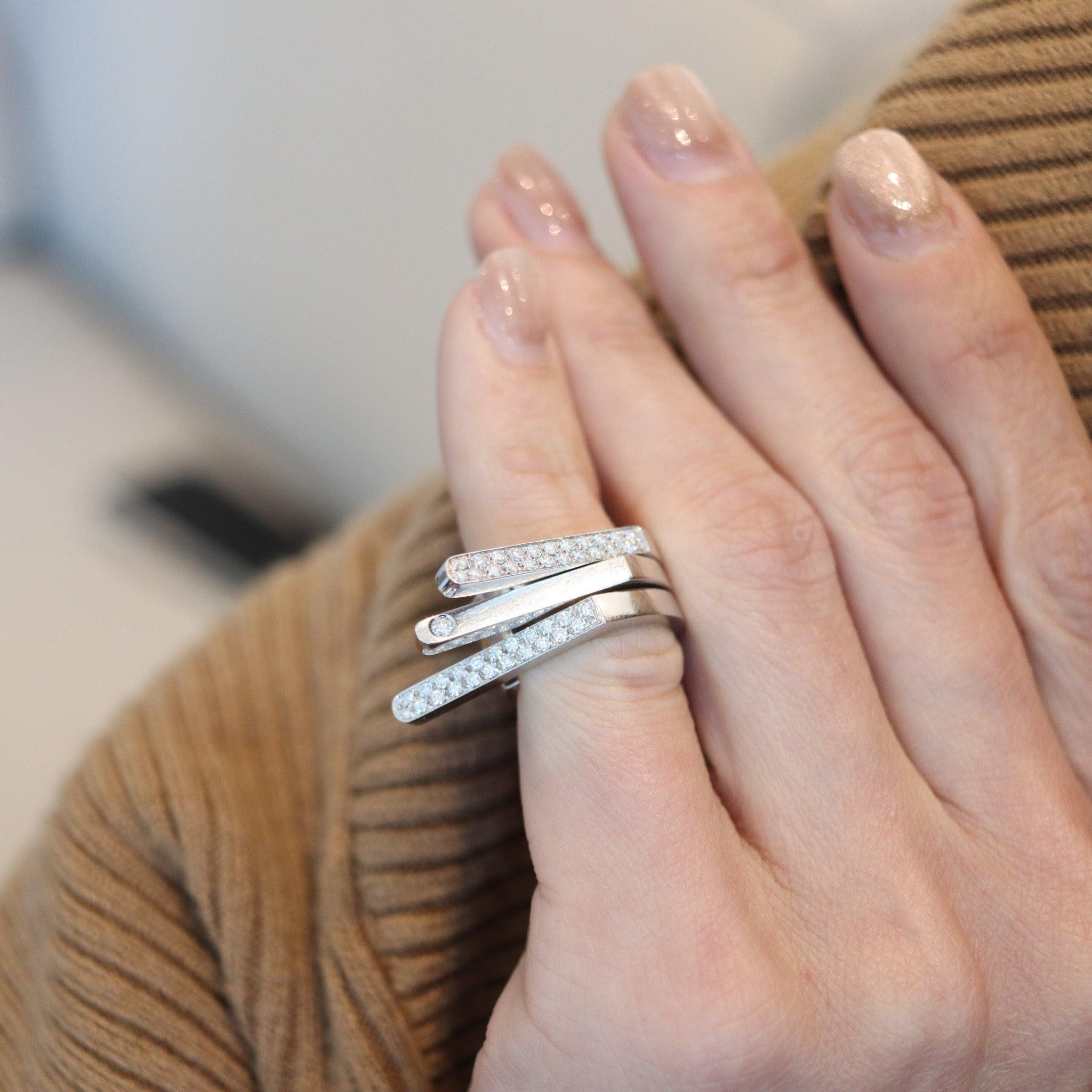 GARRARD & CO. London 2003 Skulpturaler Trio Ring 18Kt Weißgold und VS Diamanten im Angebot 5