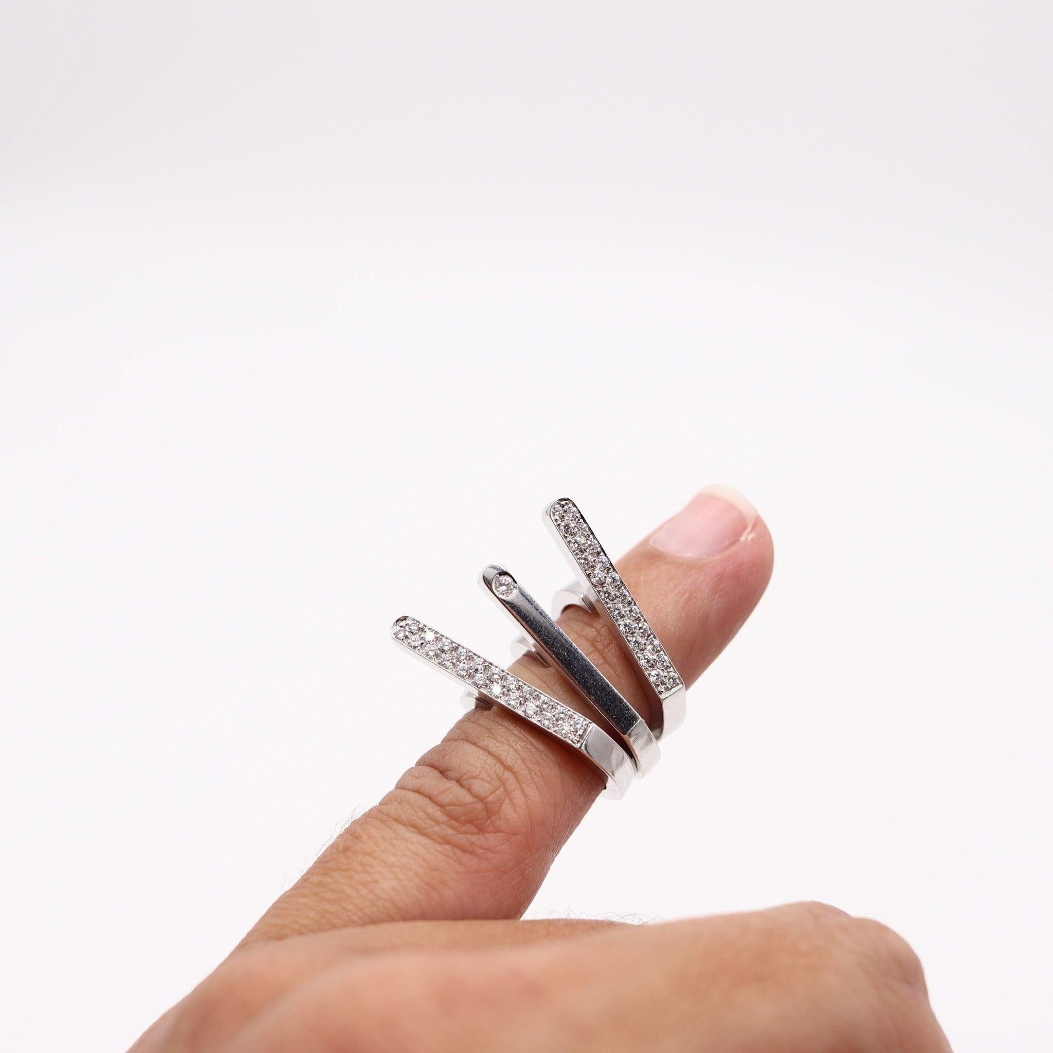 Ein skulpturales Trio-Ringe von Garrard & Co.

Dies ist eine erstaunliche skulpturale Trio-Ring in London England von der Schmuck-Haus von Garrard & Co. zurück im Jahr 2003 erstellt. Dieses Trio von Ringen wurde in massivem Weißgold von 18 Karat mit