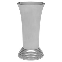 Garrard & Co. Vase moderniste en argent sterling, poinçonné en 1997