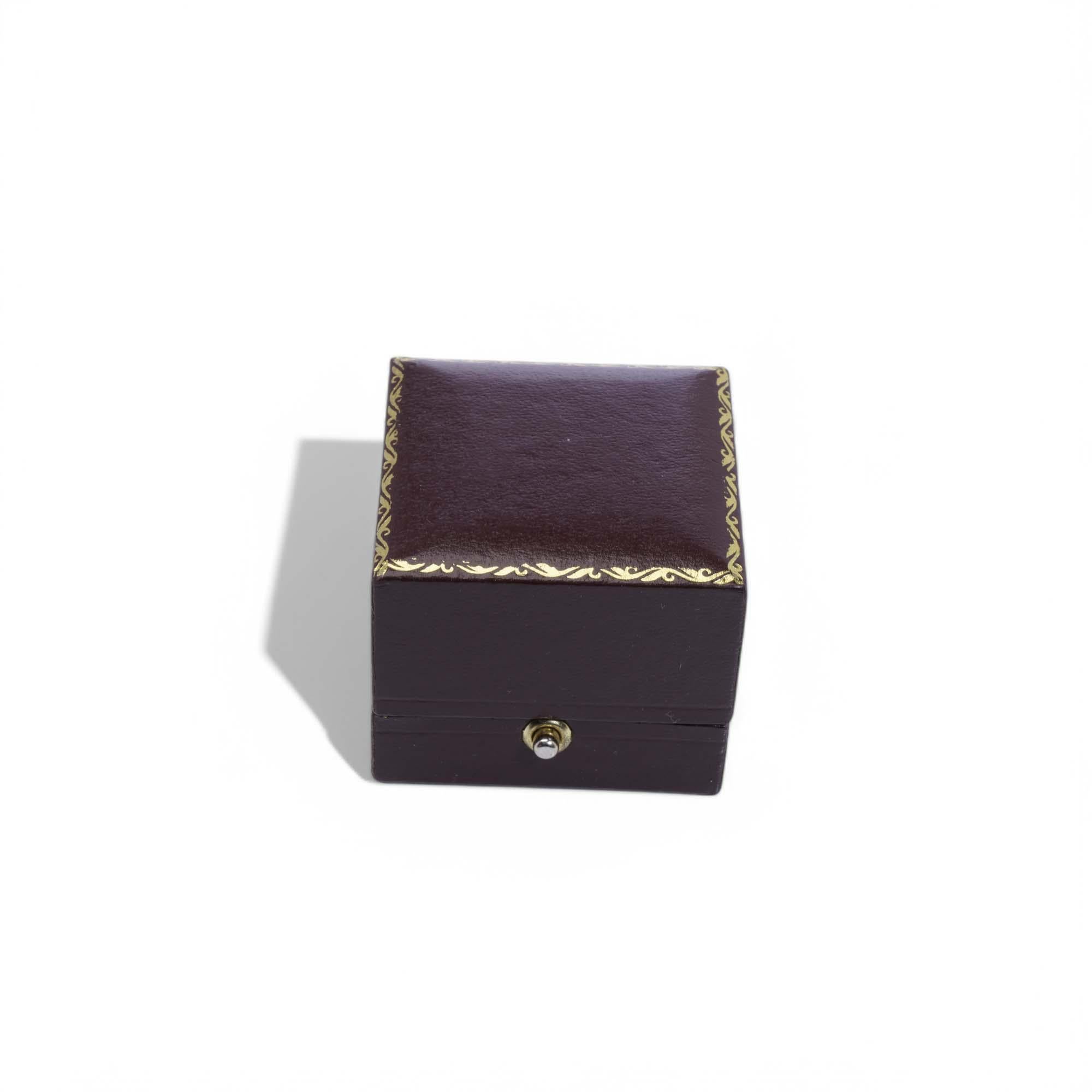 Garrard & Co. Boîte à bagues. 

Période : Milieu et fin du 20e siècle
Matière : Extérieur en cuir et intérieur en satin et velours crème
Objet : Boîte de présentation pour bagues
Dimensions : 4,8 cm x 4,8 cm x 4,2 cm : 4,8 cm x 4,8 cm x 4,2