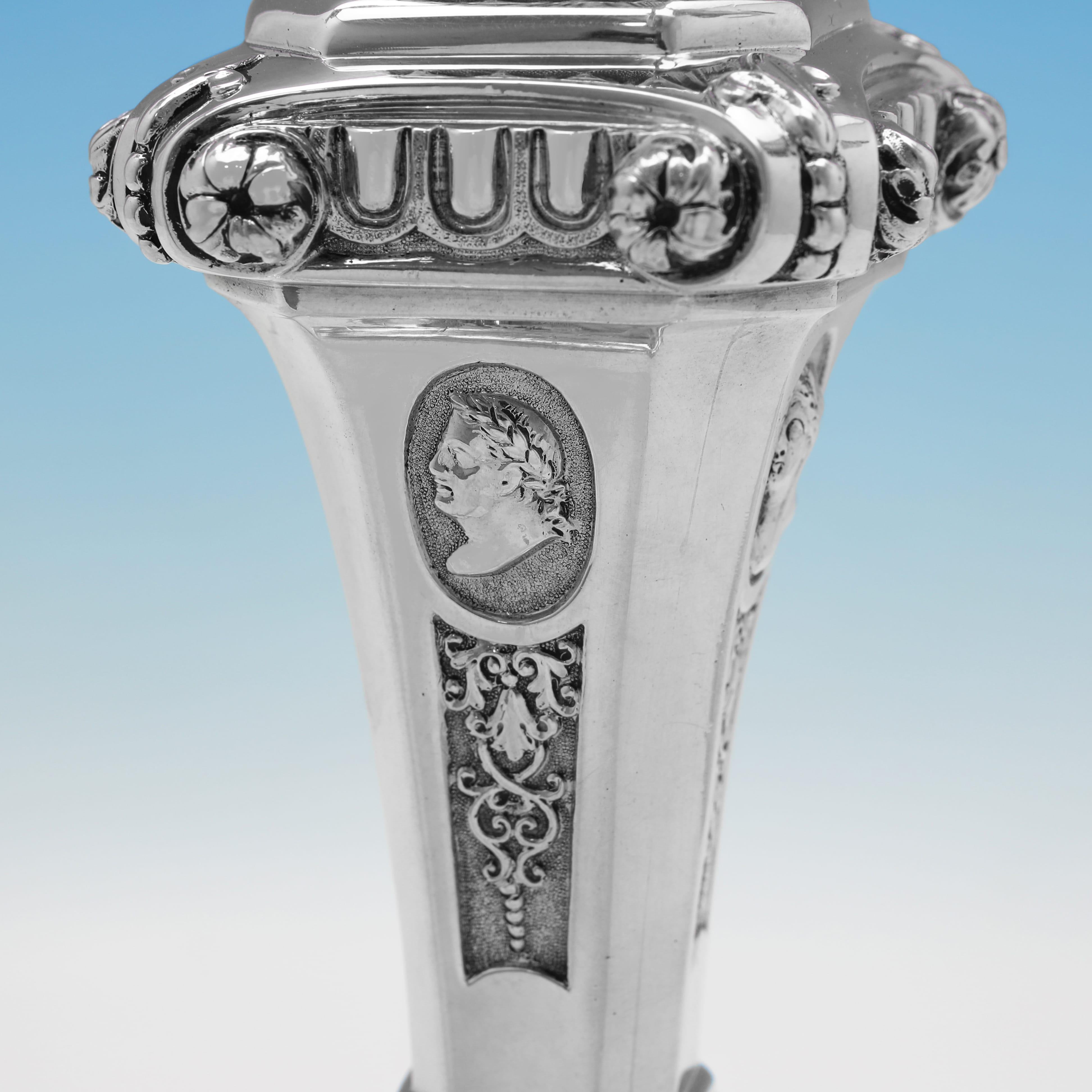 Très grande et impressionnante paire de candélabres victoriens en argent - 1889 par Garrard en vente 3