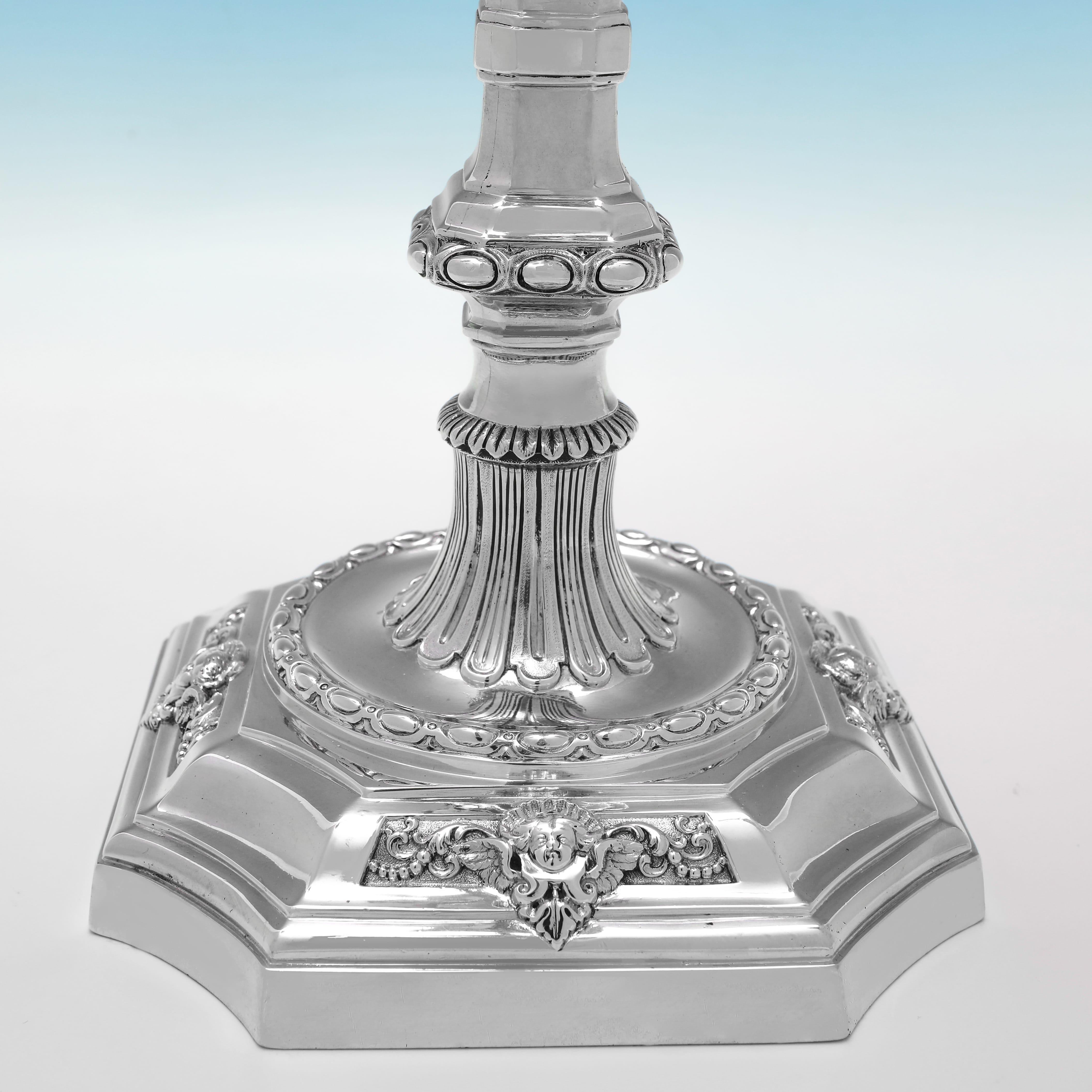 Très grande et impressionnante paire de candélabres victoriens en argent - 1889 par Garrard en vente 4