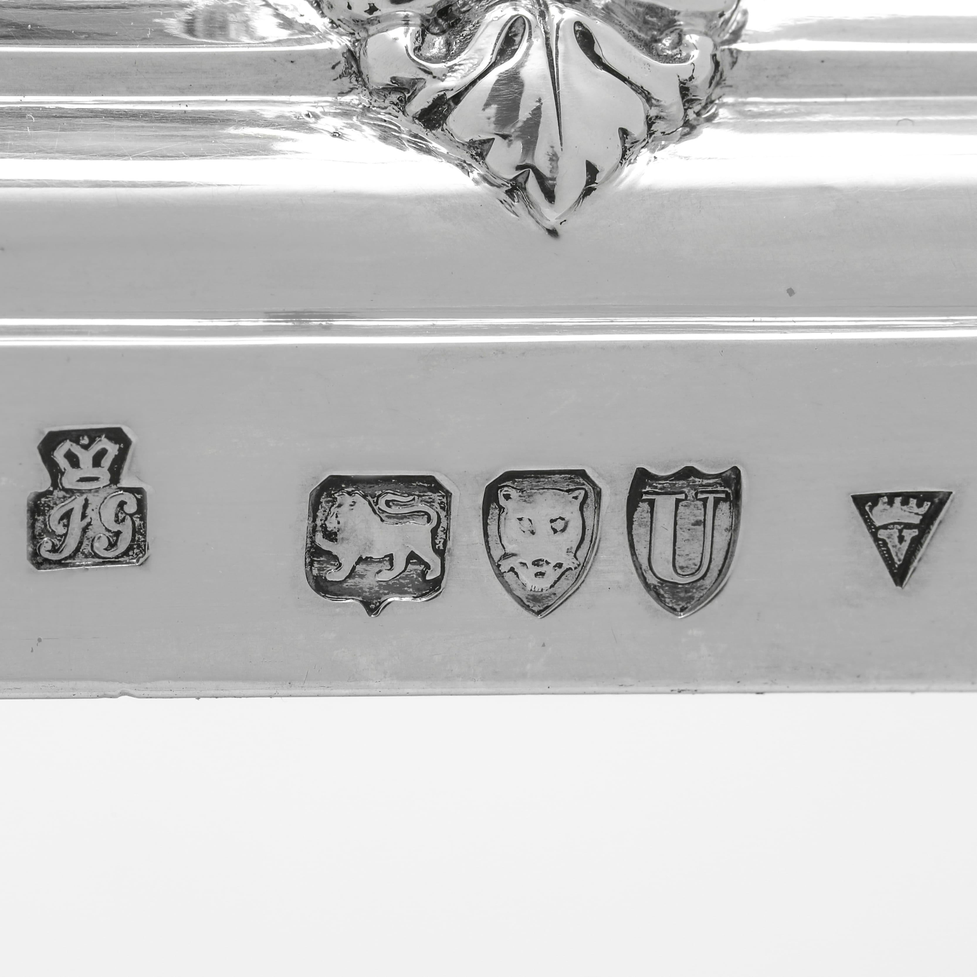 Très grande et impressionnante paire de candélabres victoriens en argent - 1889 par Garrard en vente 5