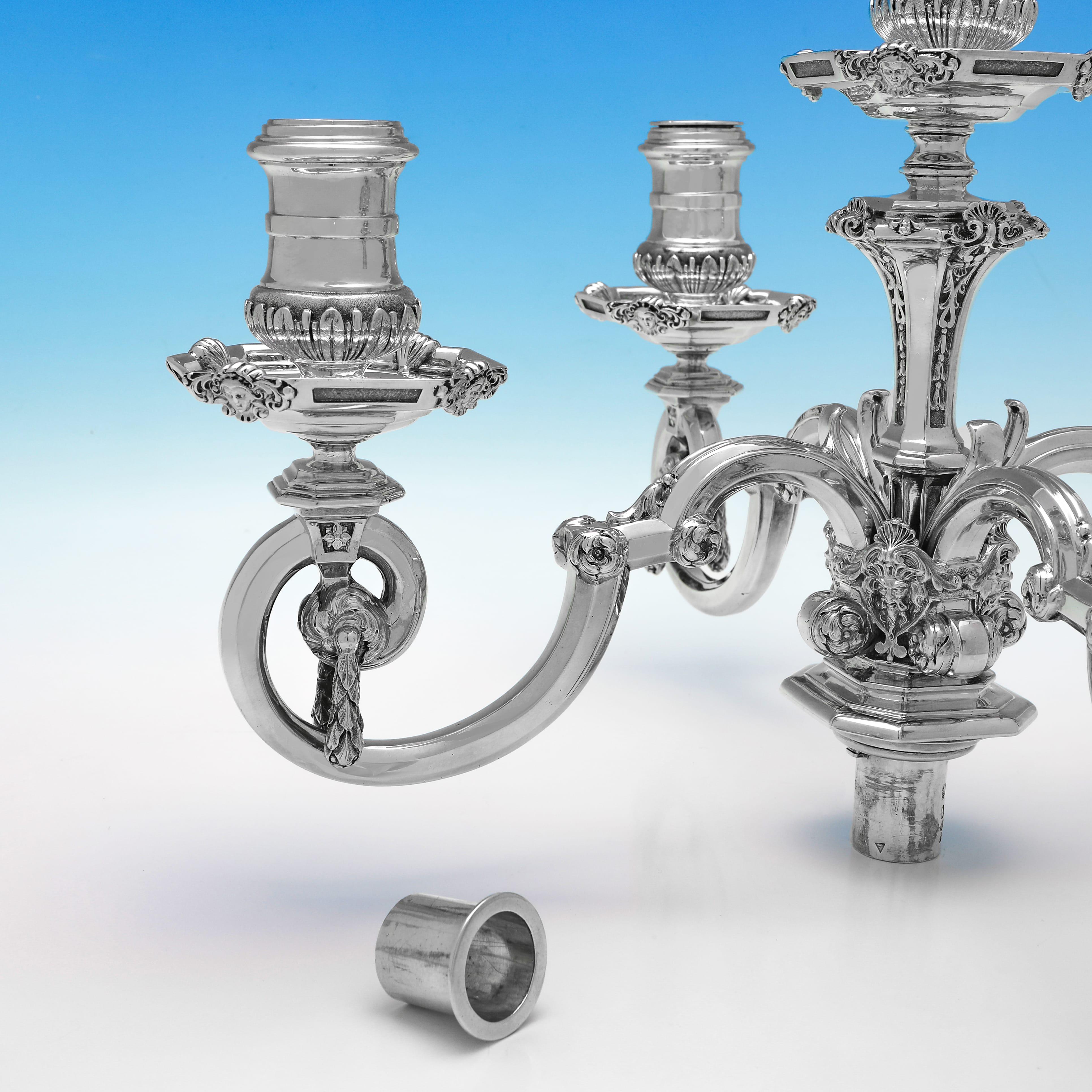 Anglais Très grande et impressionnante paire de candélabres victoriens en argent - 1889 par Garrard en vente