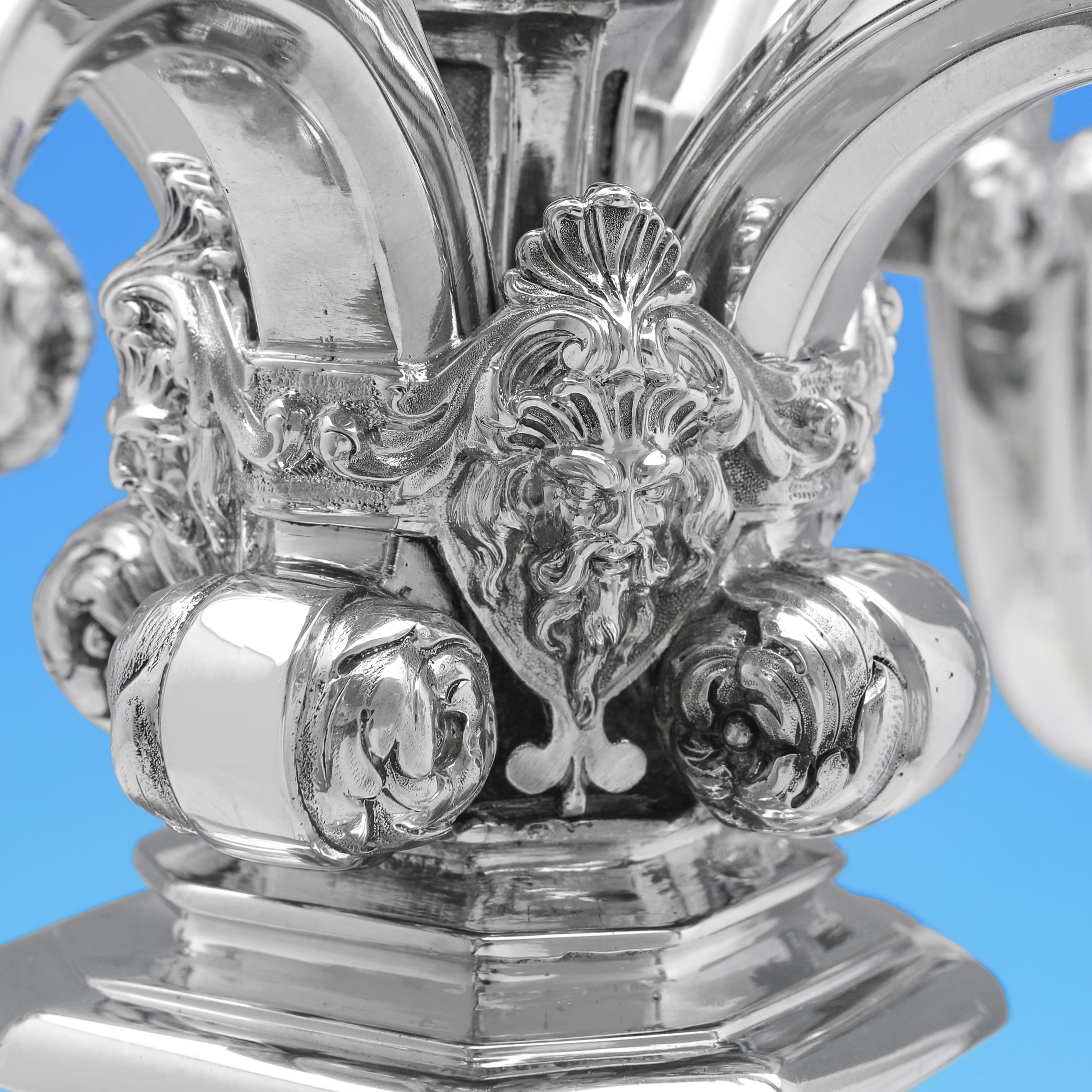 Fin du XIXe siècle Très grande et impressionnante paire de candélabres victoriens en argent - 1889 par Garrard en vente