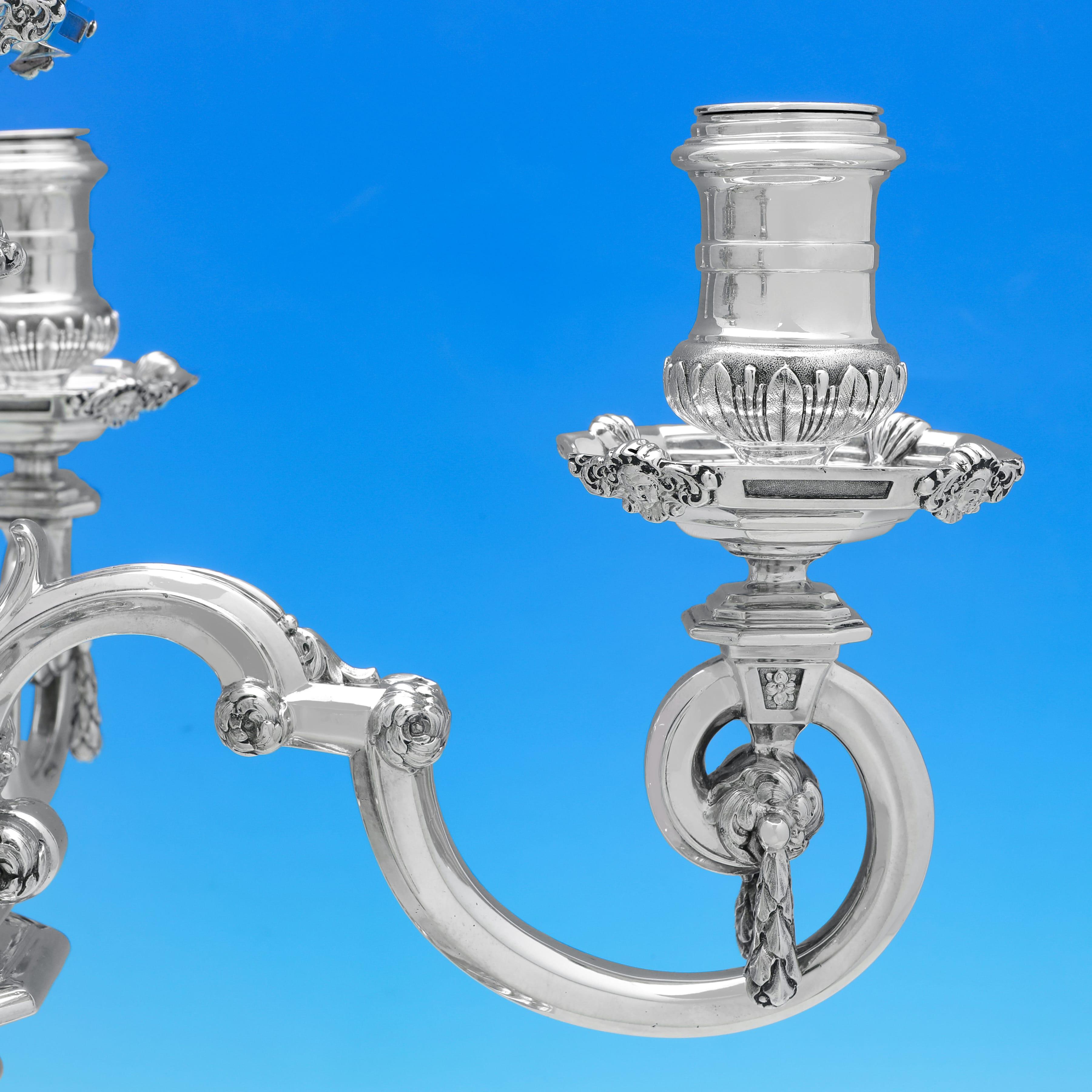 Argent sterling Très grande et impressionnante paire de candélabres victoriens en argent - 1889 par Garrard en vente