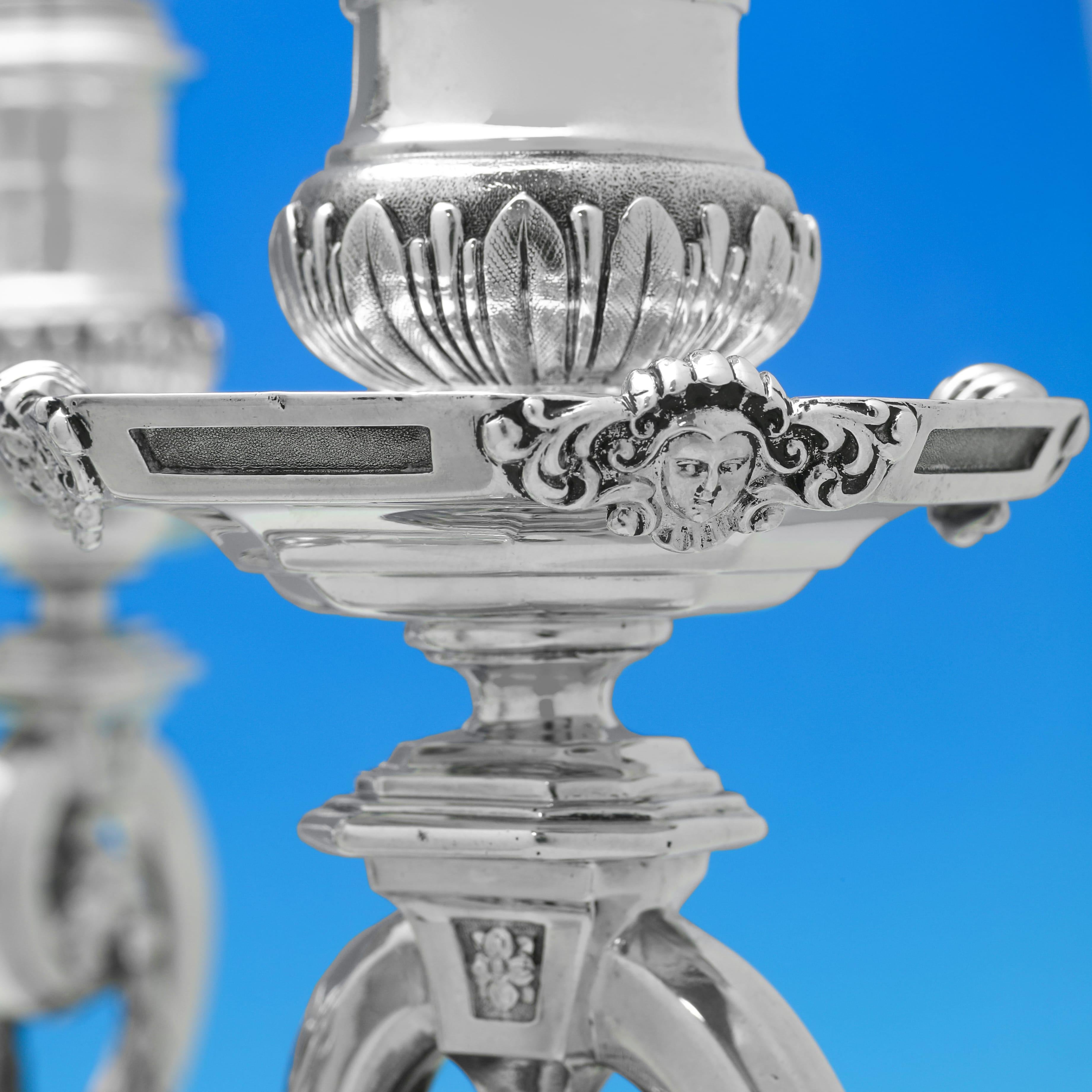 Très grande et impressionnante paire de candélabres victoriens en argent - 1889 par Garrard en vente 1